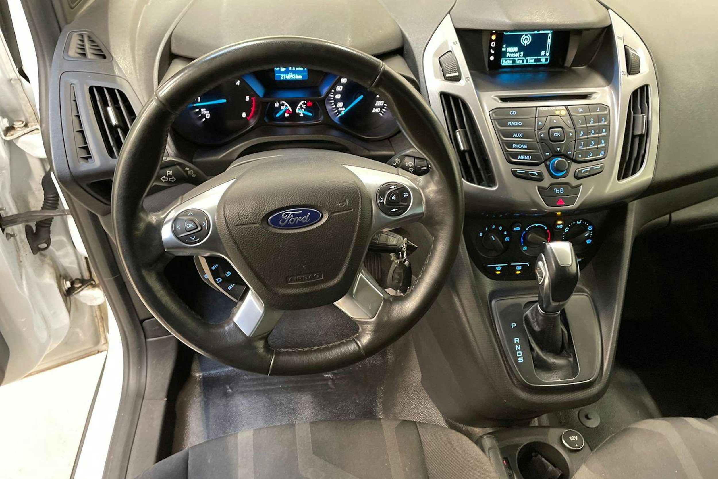 valkoinen Ford Transit Connect 2018 kuva 9.