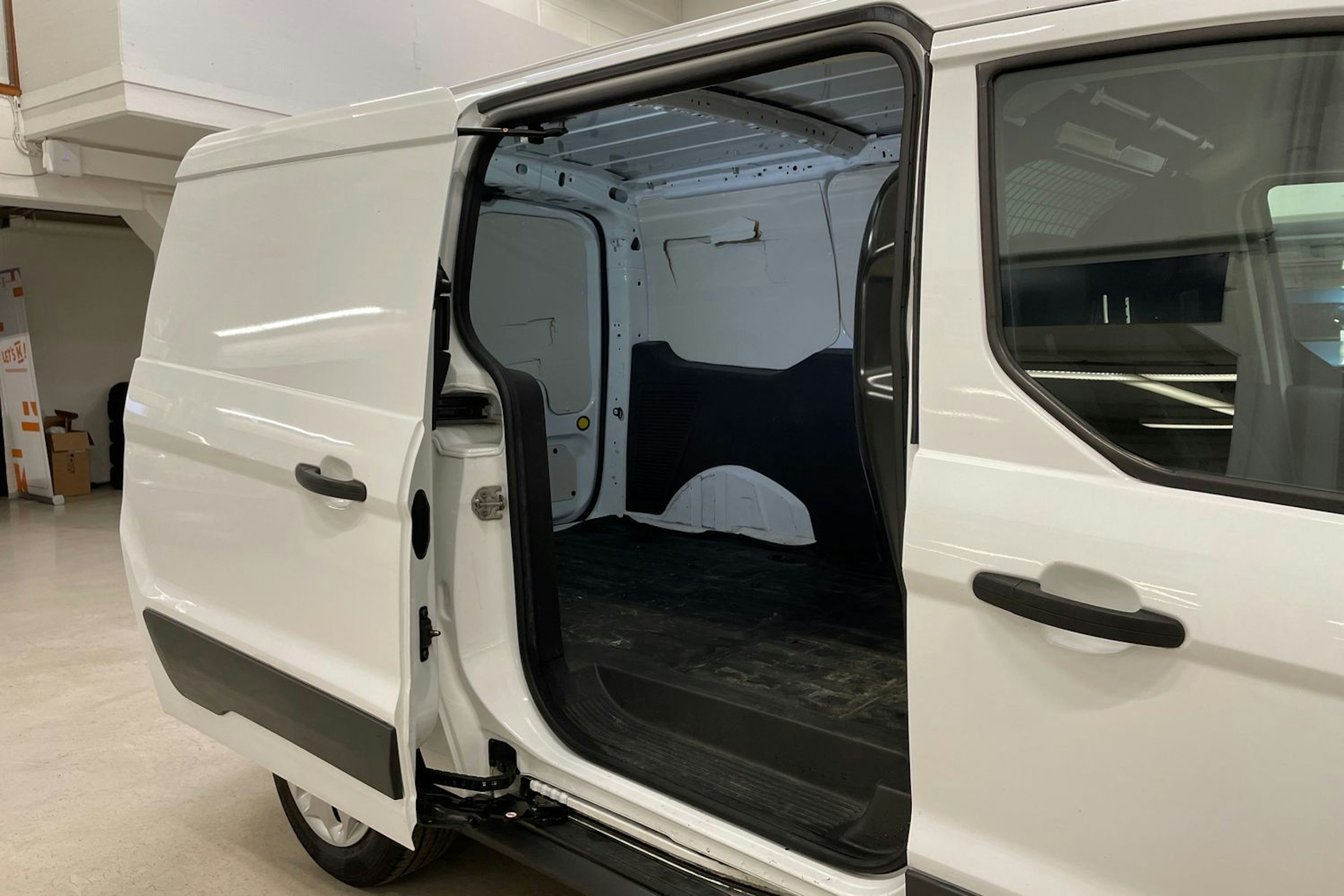 valkoinen Ford Transit Connect 2018 kuva 13.