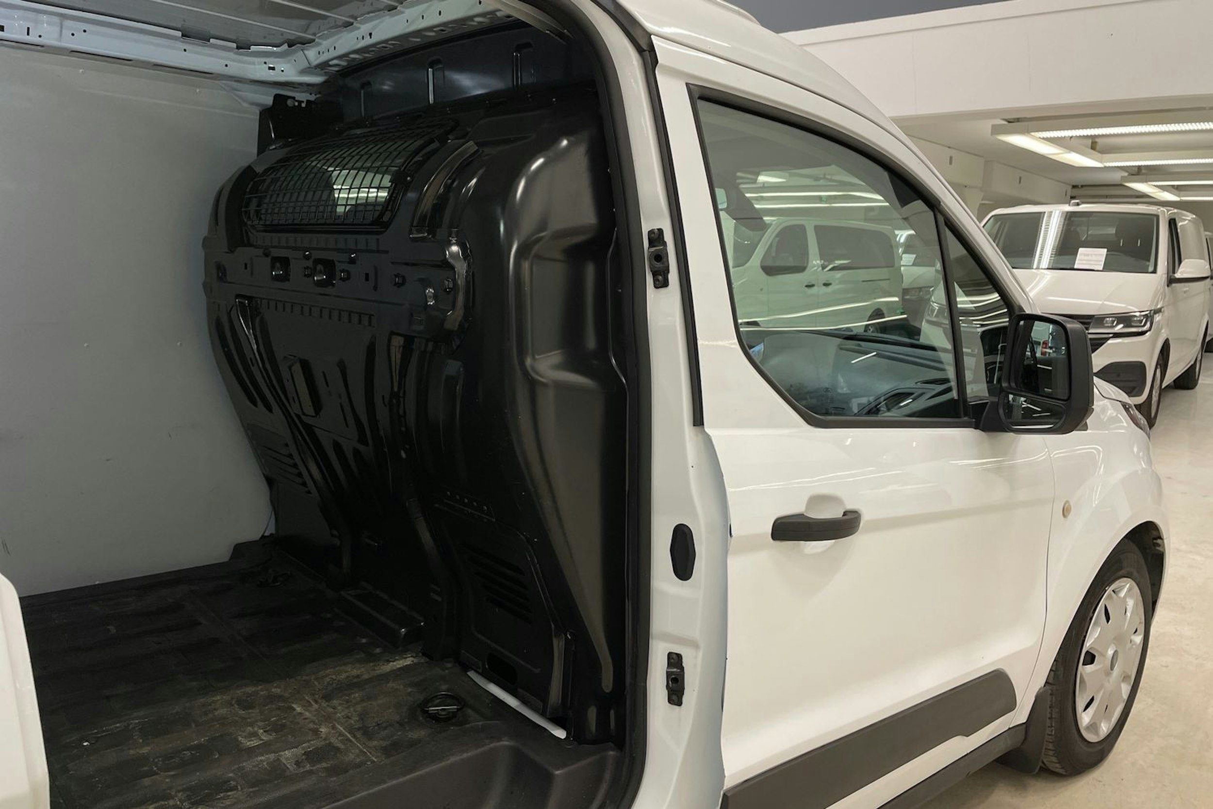 valkoinen Ford Transit Connect 2018 kuva 14.