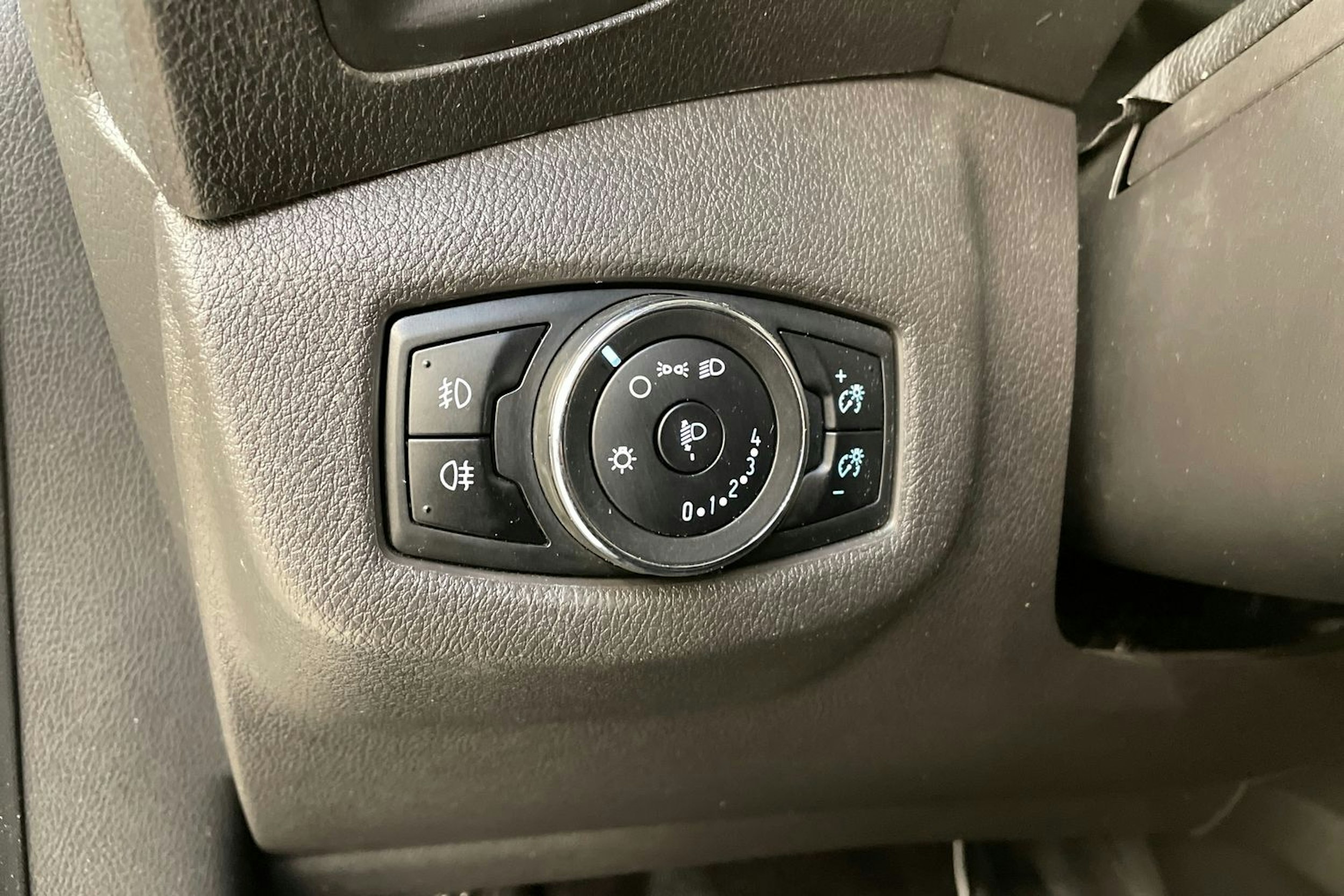 valkoinen Ford Transit Connect 2018 kuva 16.