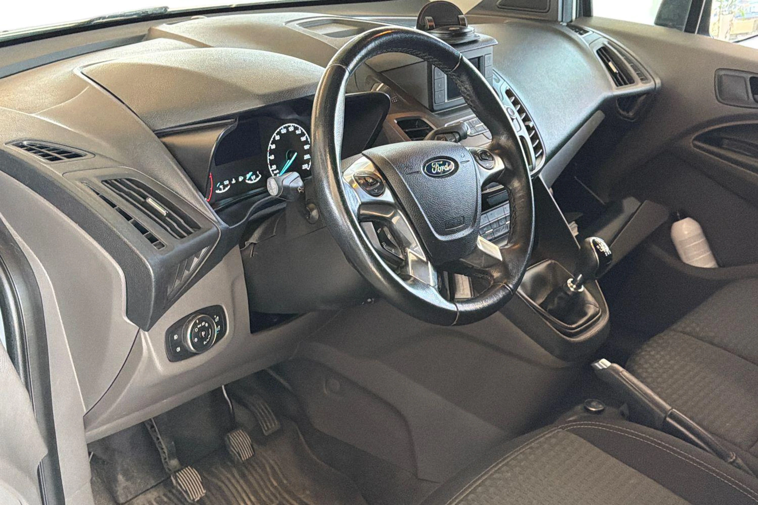 valkoinen Ford Transit Connect 2019 kuva 3.