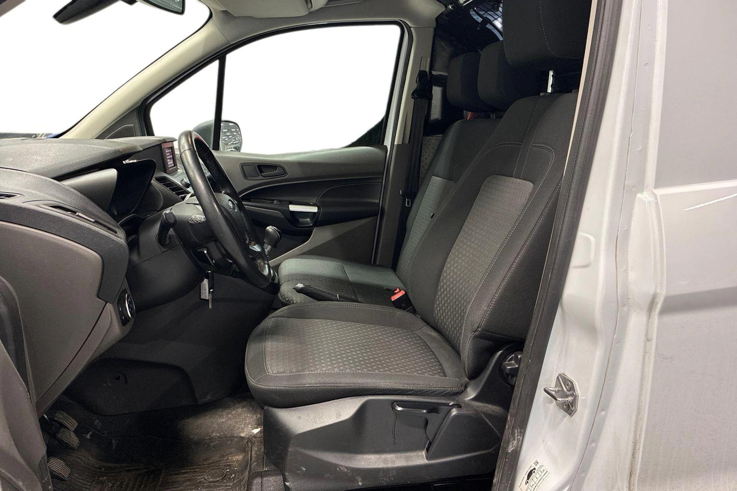 valkoinen Ford Transit Connect 2019 kuva 3.