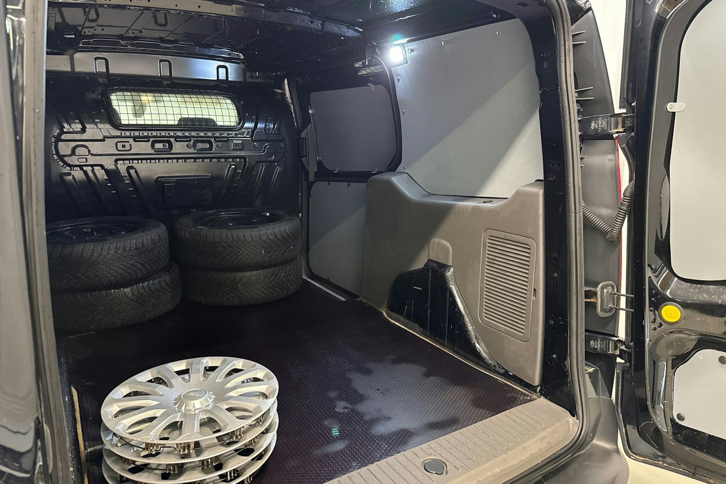 musta Ford Transit Connect 2019 kuva 23.