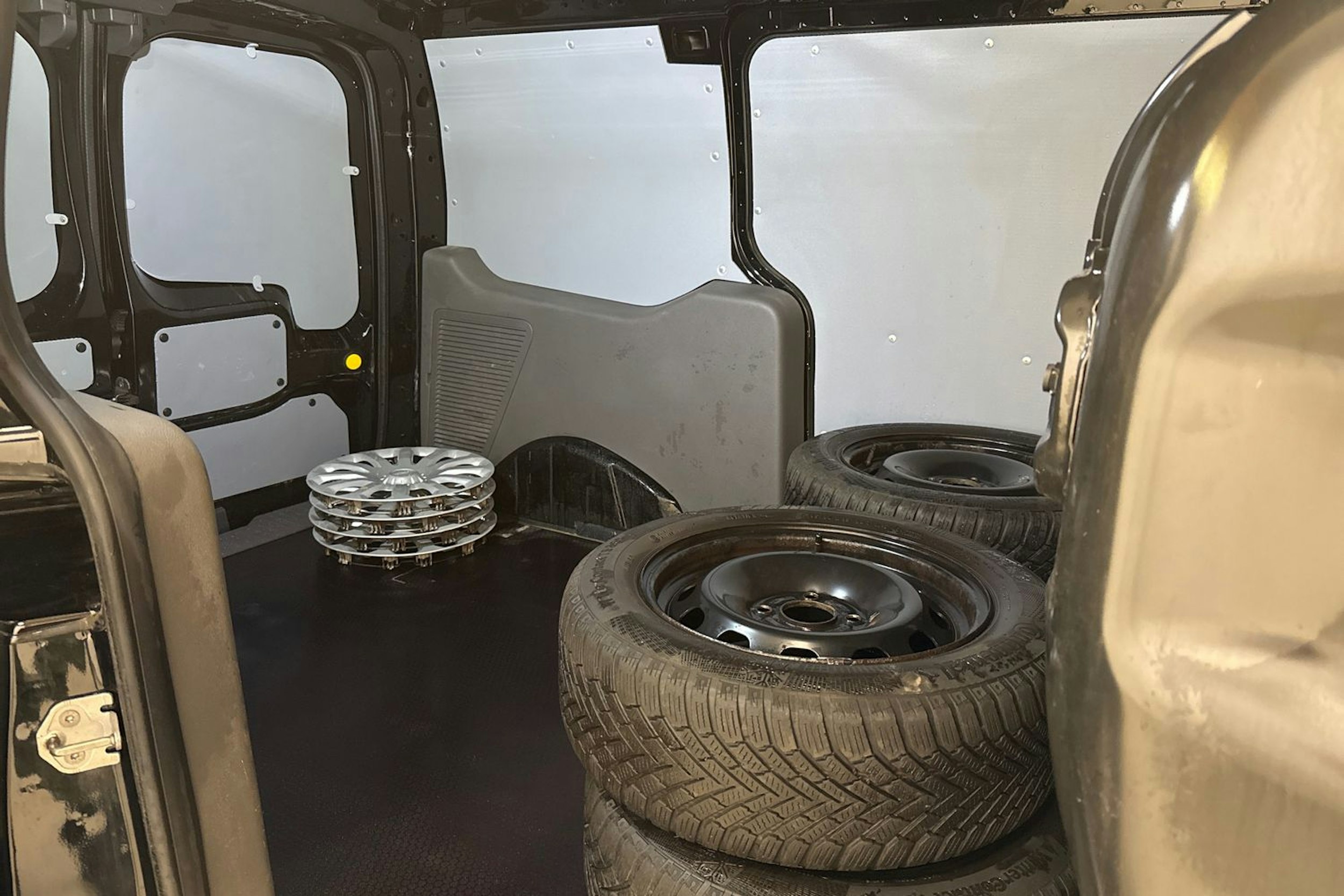 musta Ford Transit Connect 2019 kuva 25.