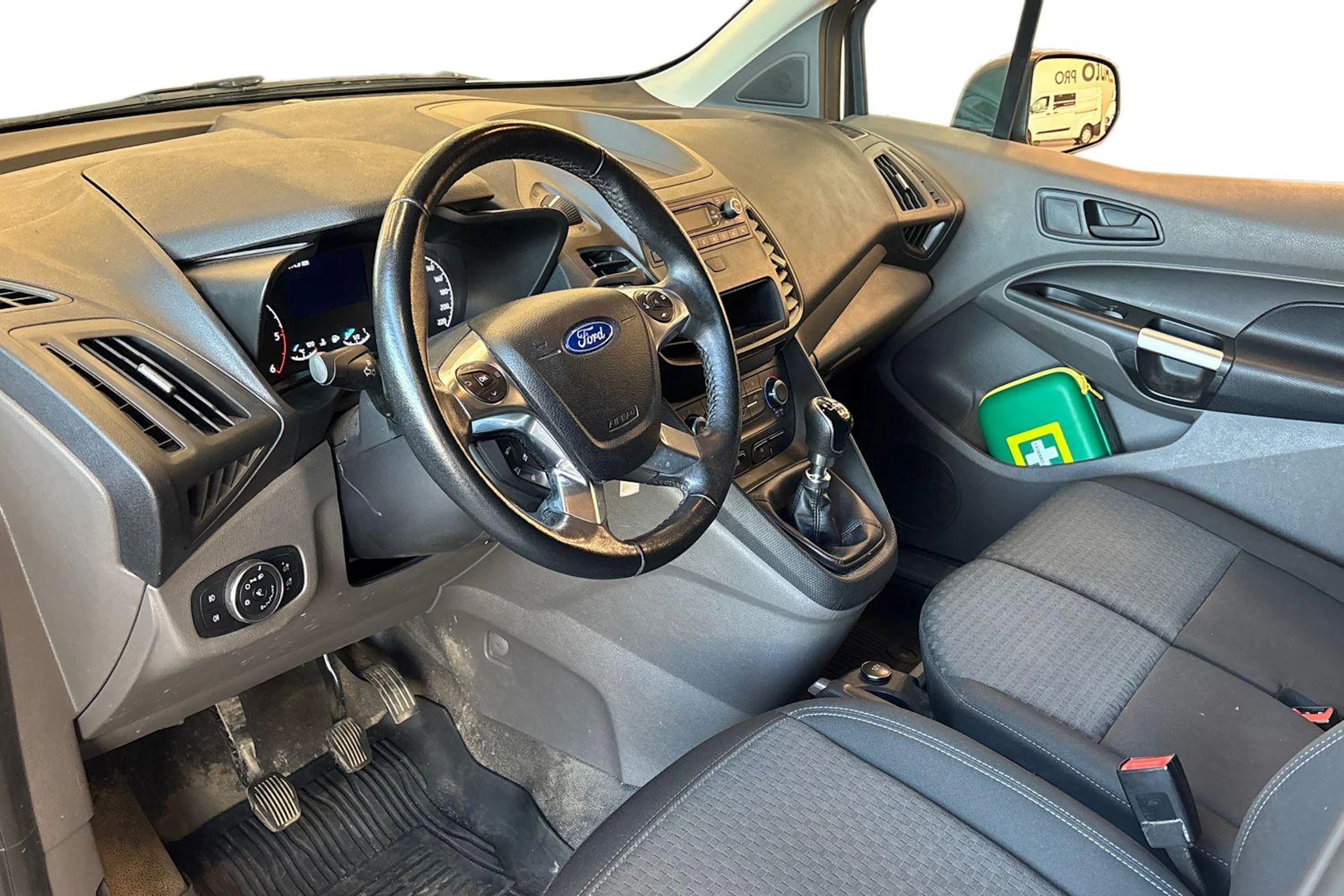 valkoinen Ford Transit Connect 2019 kuva 3.