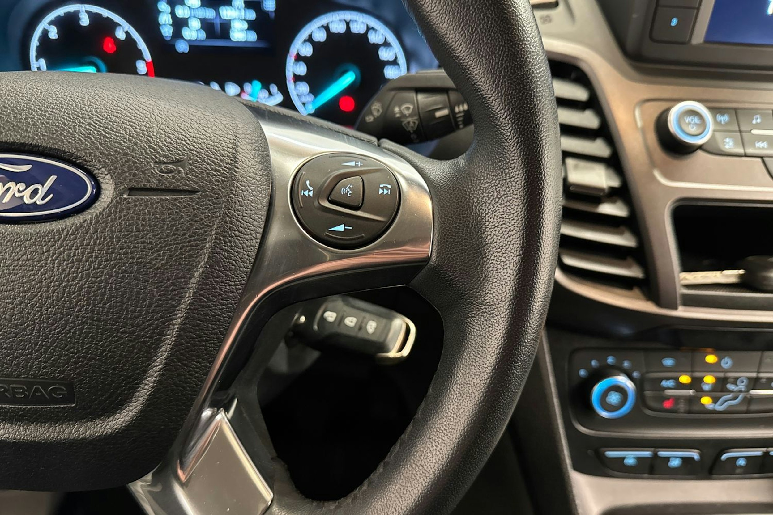 sininen Ford Transit Connect 2020 kuva 12.