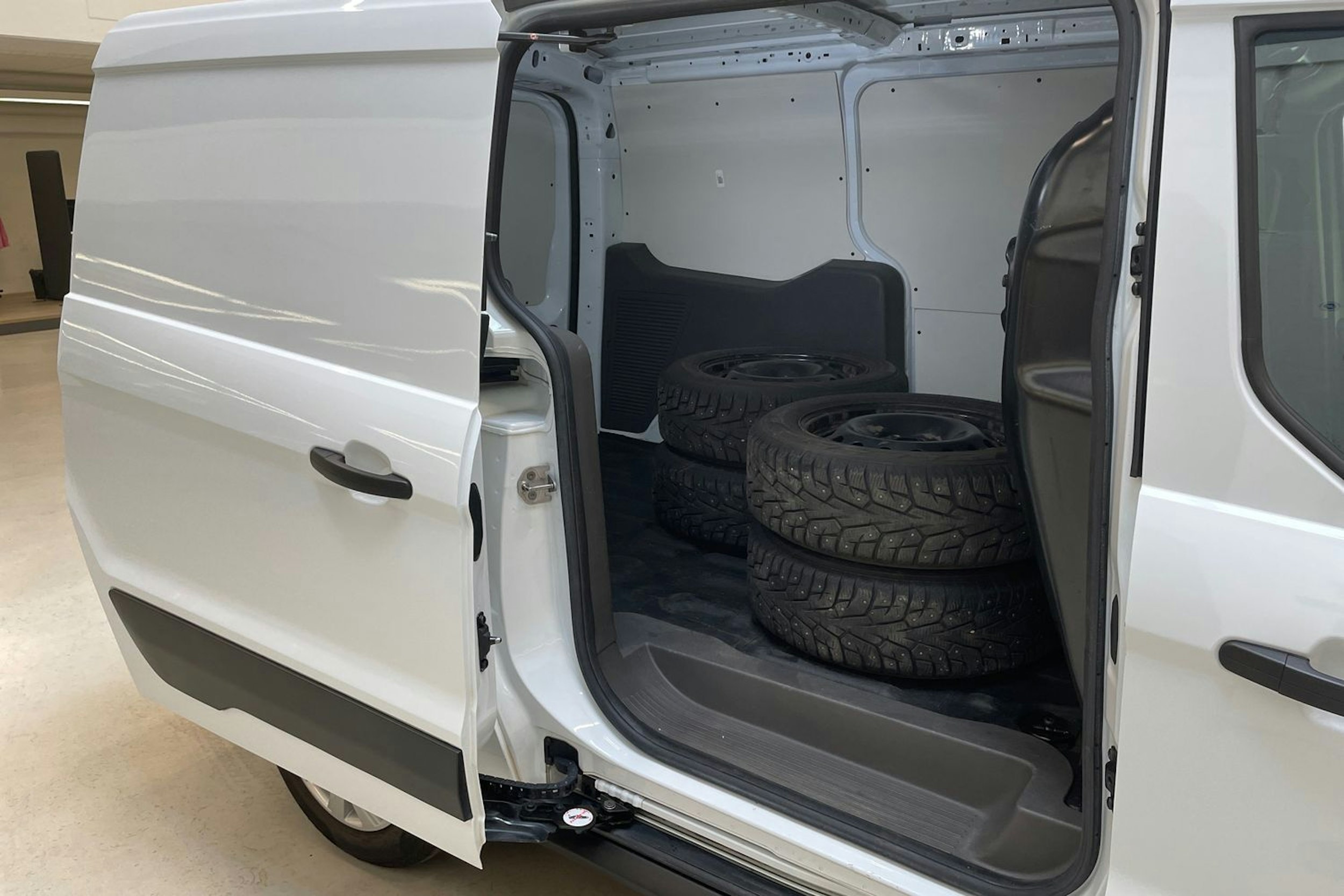 valkoinen Ford Transit Connect 2020 kuva 13.