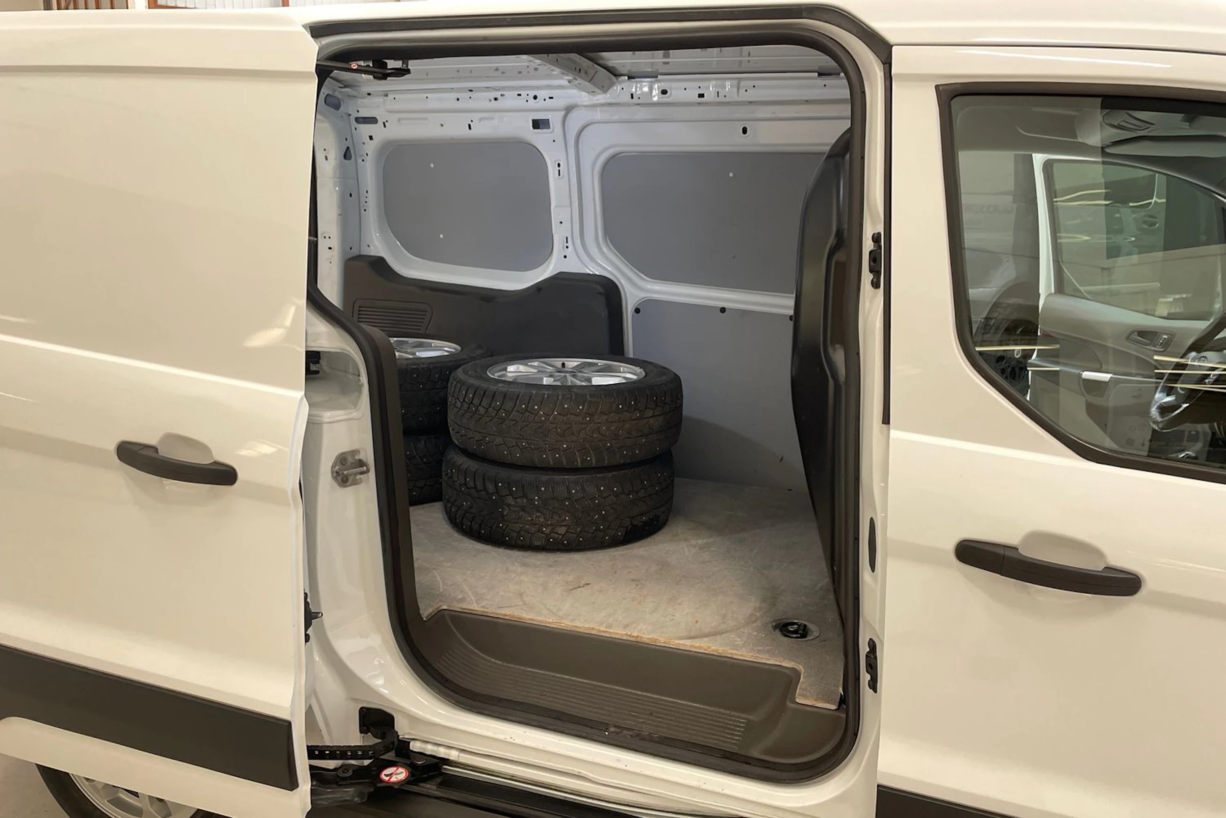 valkoinen Ford Transit Connect 2021 kuva 21.
