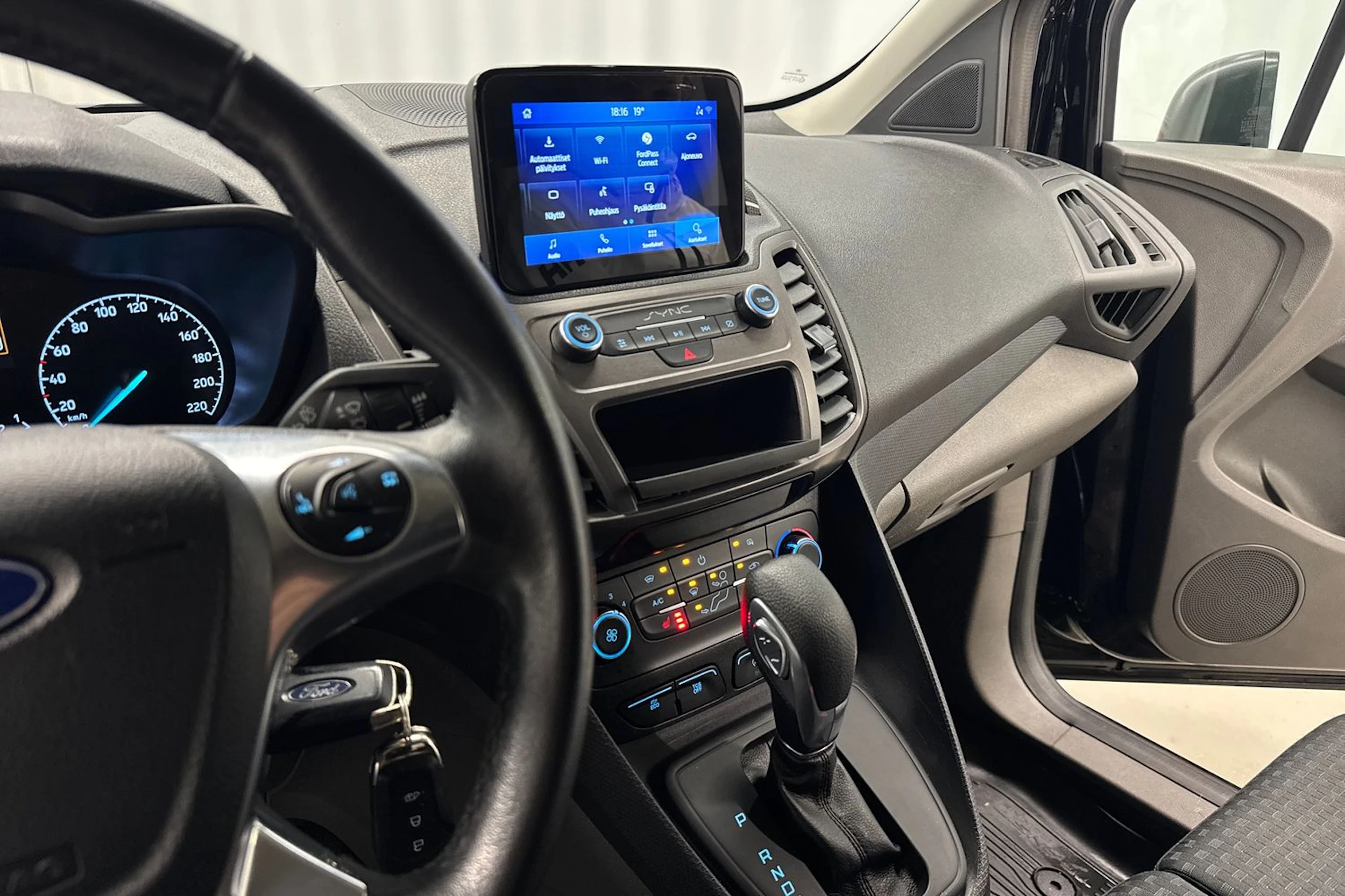 musta Ford Transit Connect 2021 kuva 26.