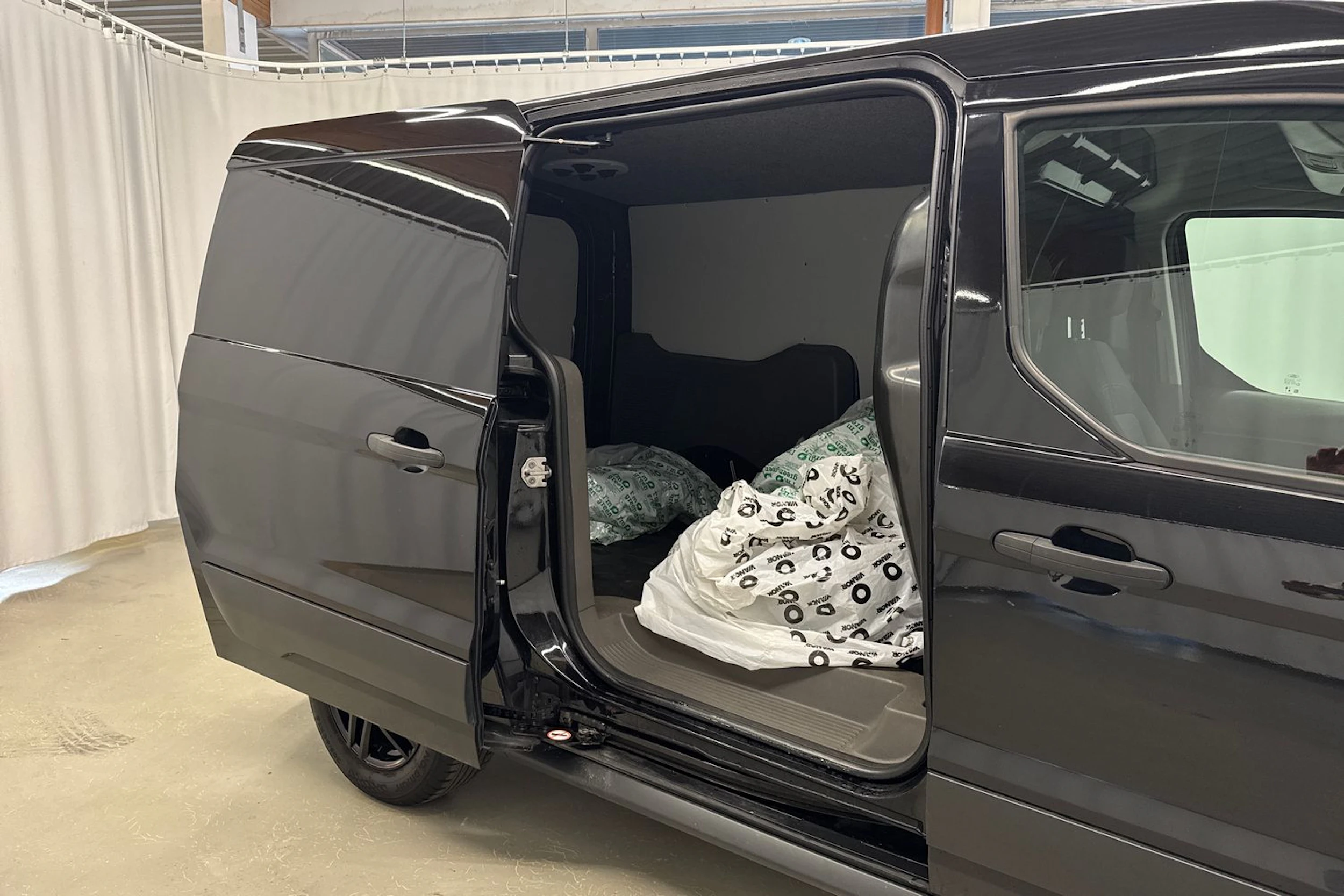 musta Ford Transit Connect 2021 kuva 35.