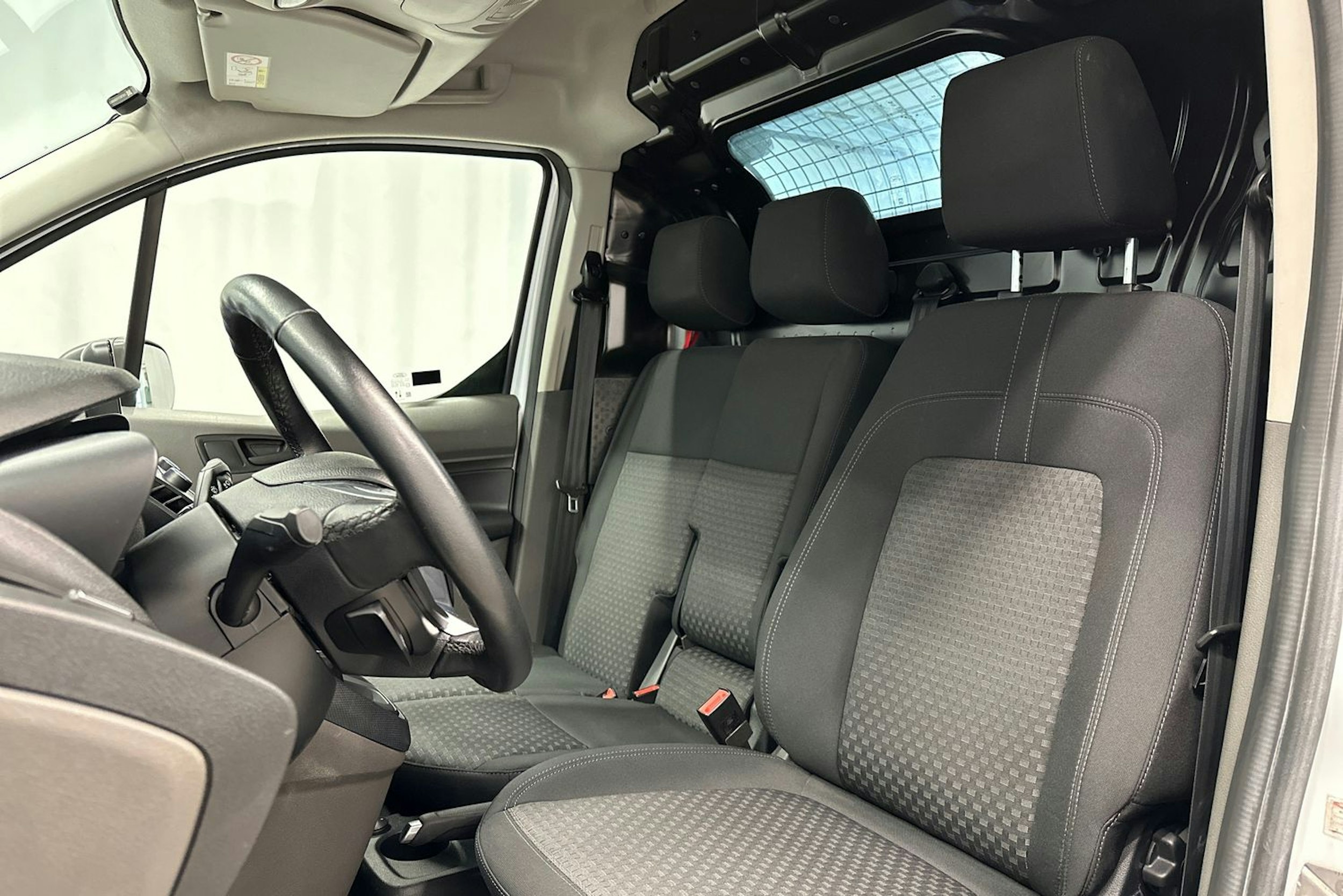 valkoinen Ford Transit Connect 2021 kuva 10.