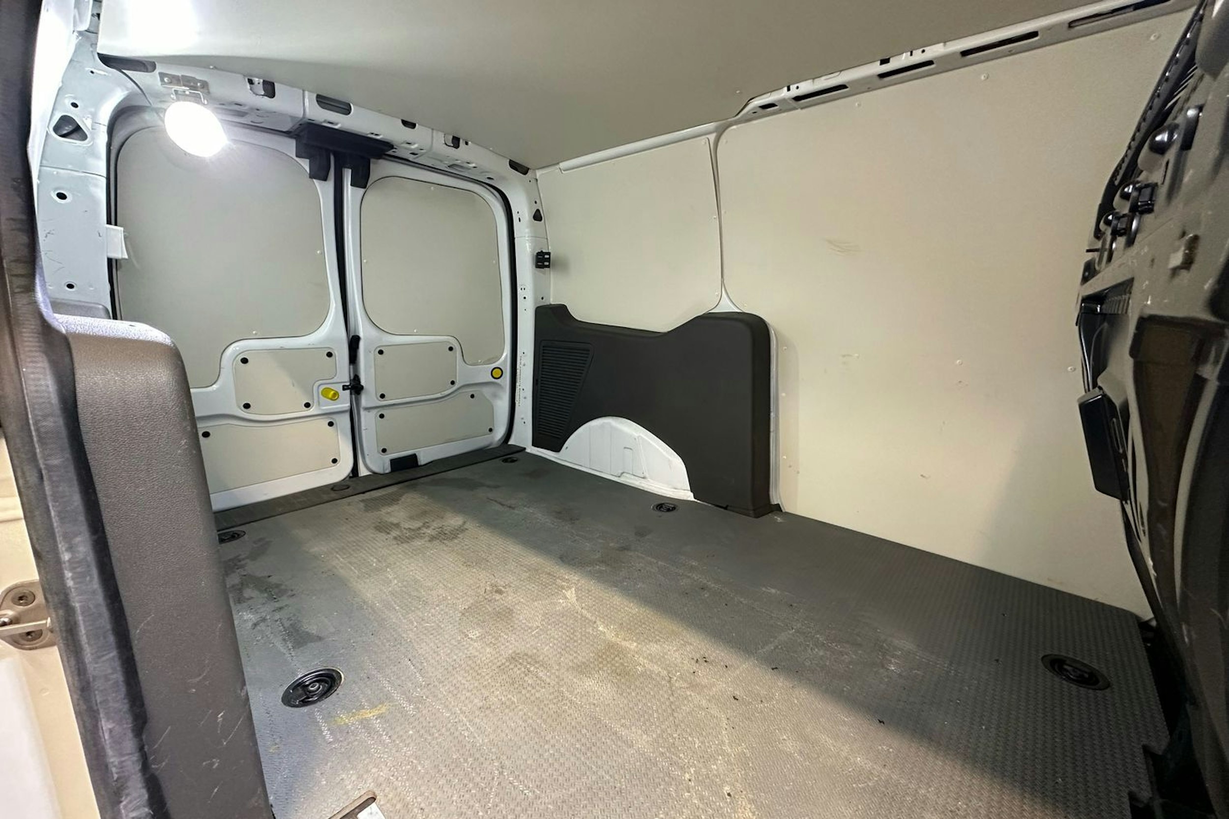 valkoinen Ford Transit Connect 2021 kuva 22.