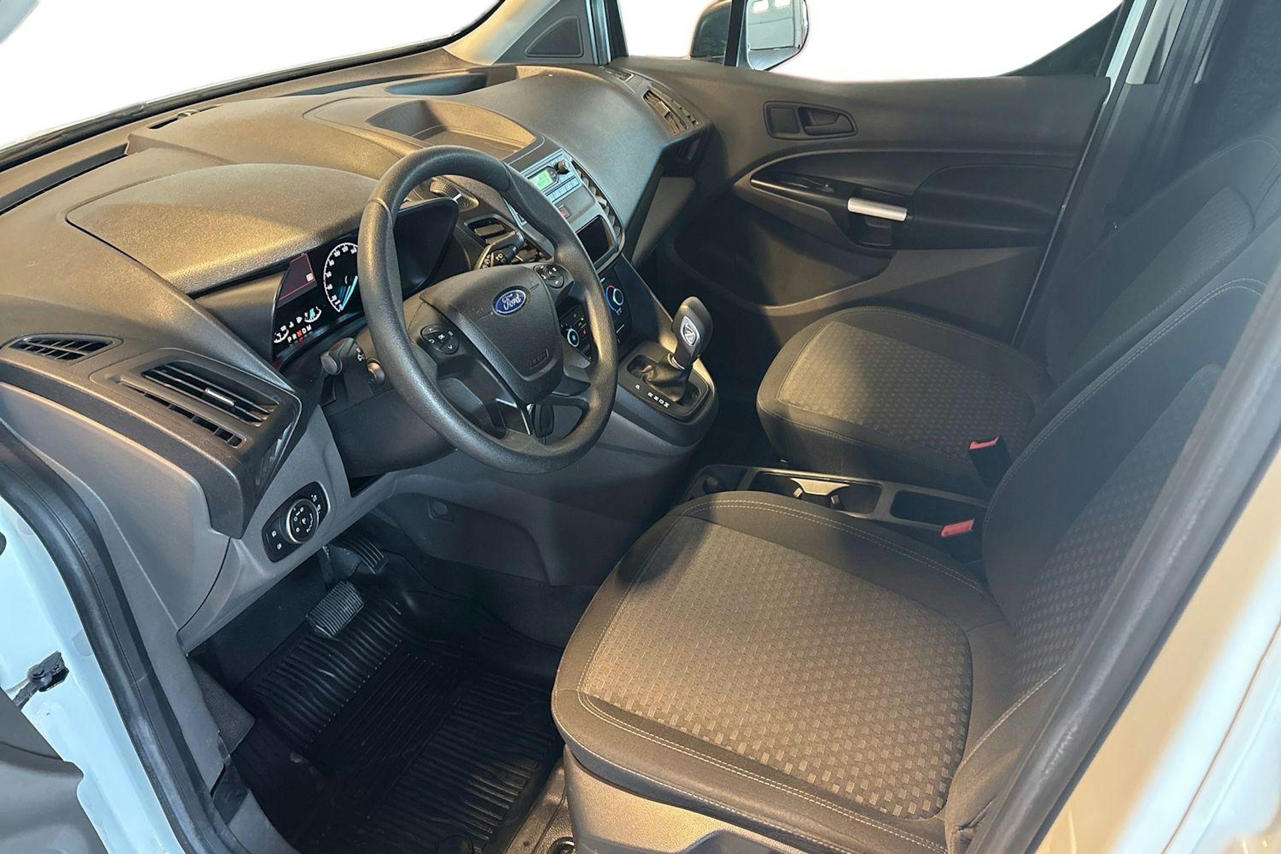 valkoinen Ford Transit Connect 2021 kuva 8.