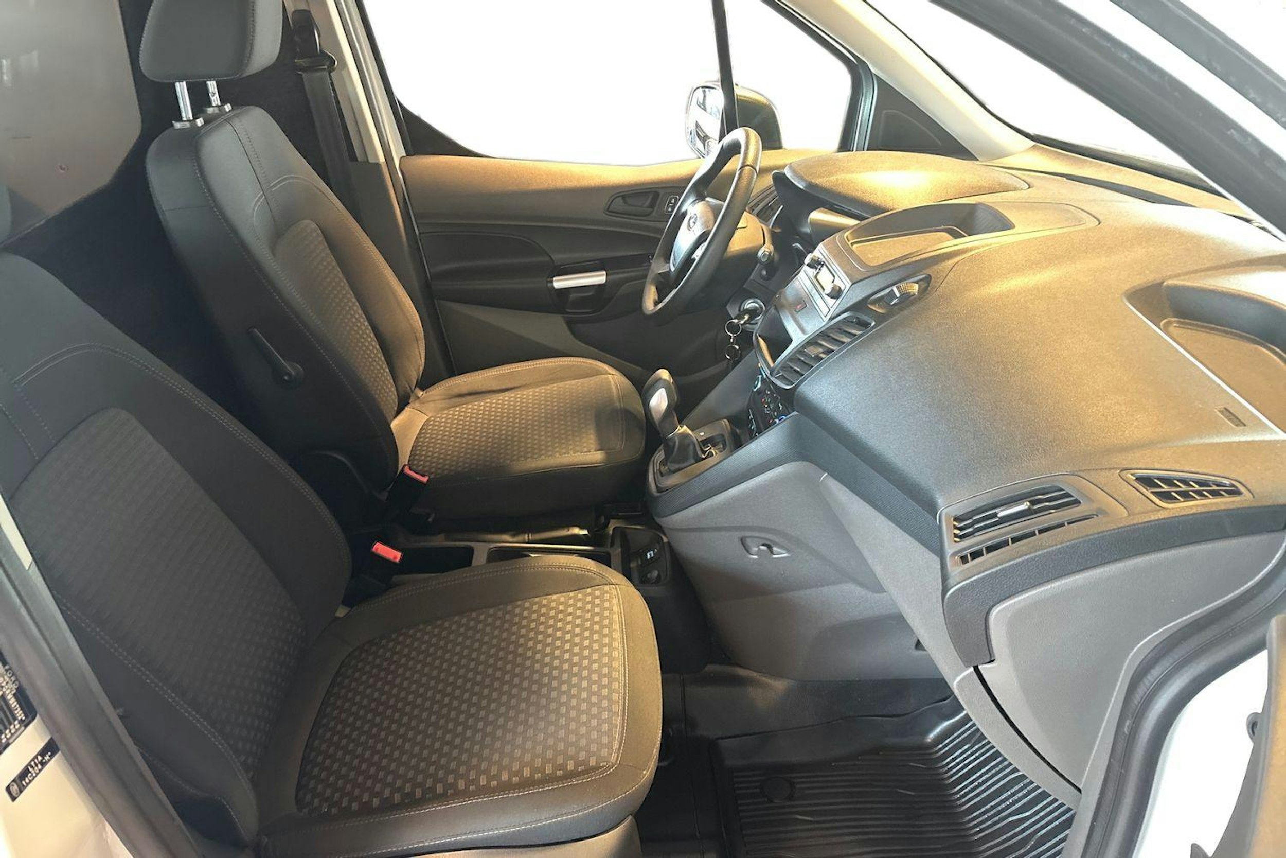valkoinen Ford Transit Connect 2021 kuva 11.
