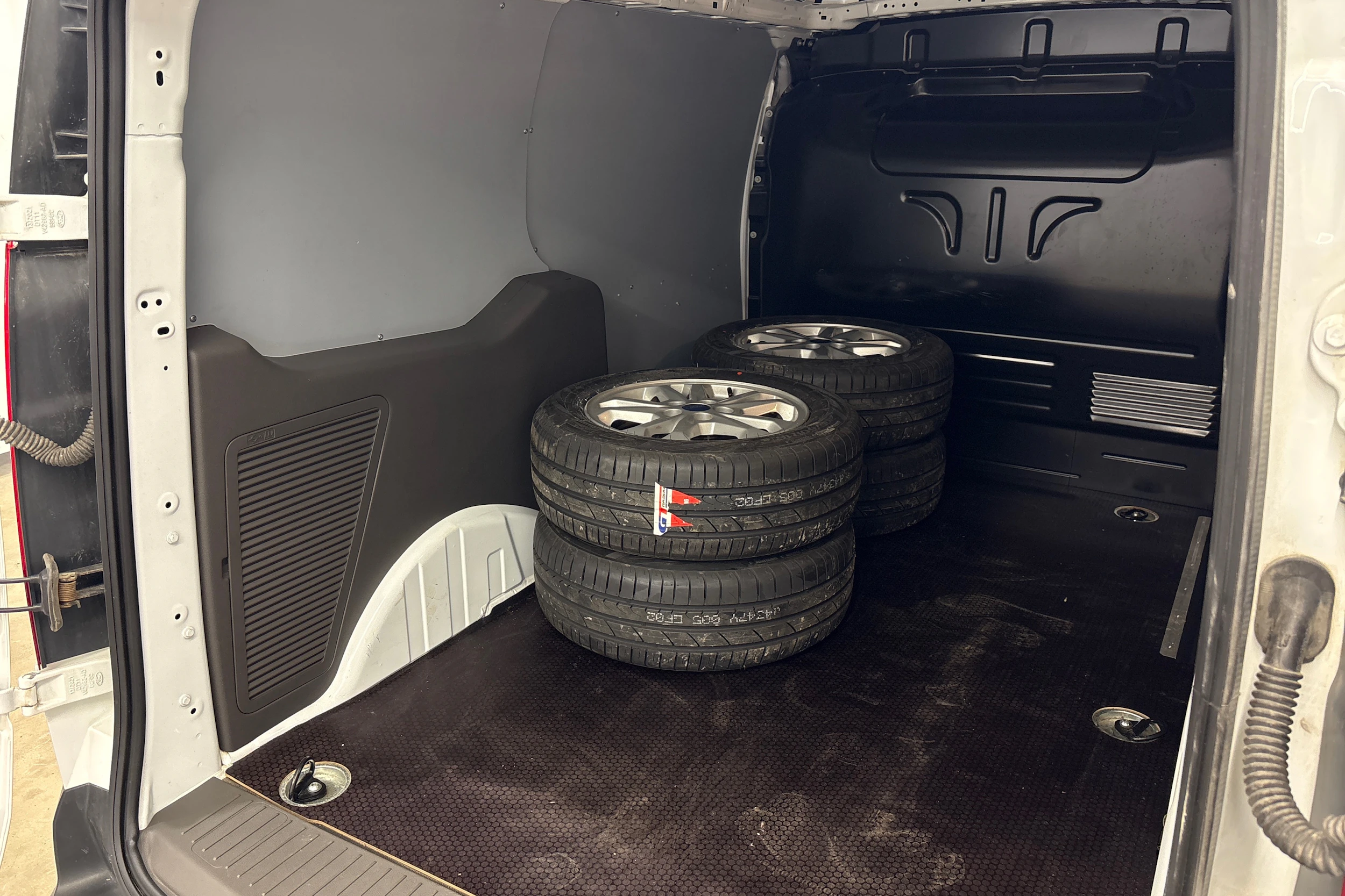 valkoinen Ford Transit Connect 2022 kuva 11.