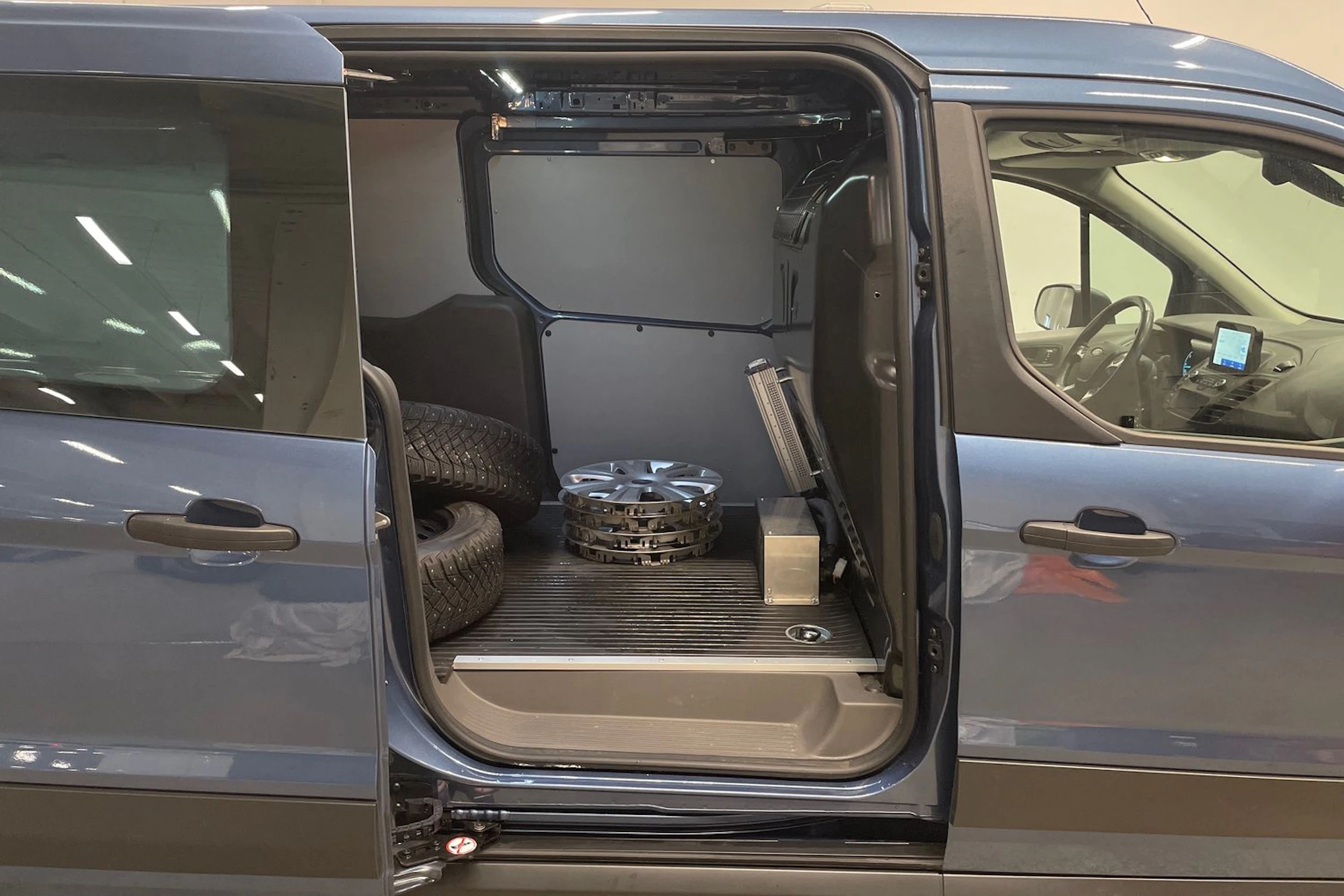 sininen Ford Transit Connect 2022 kuva 24.