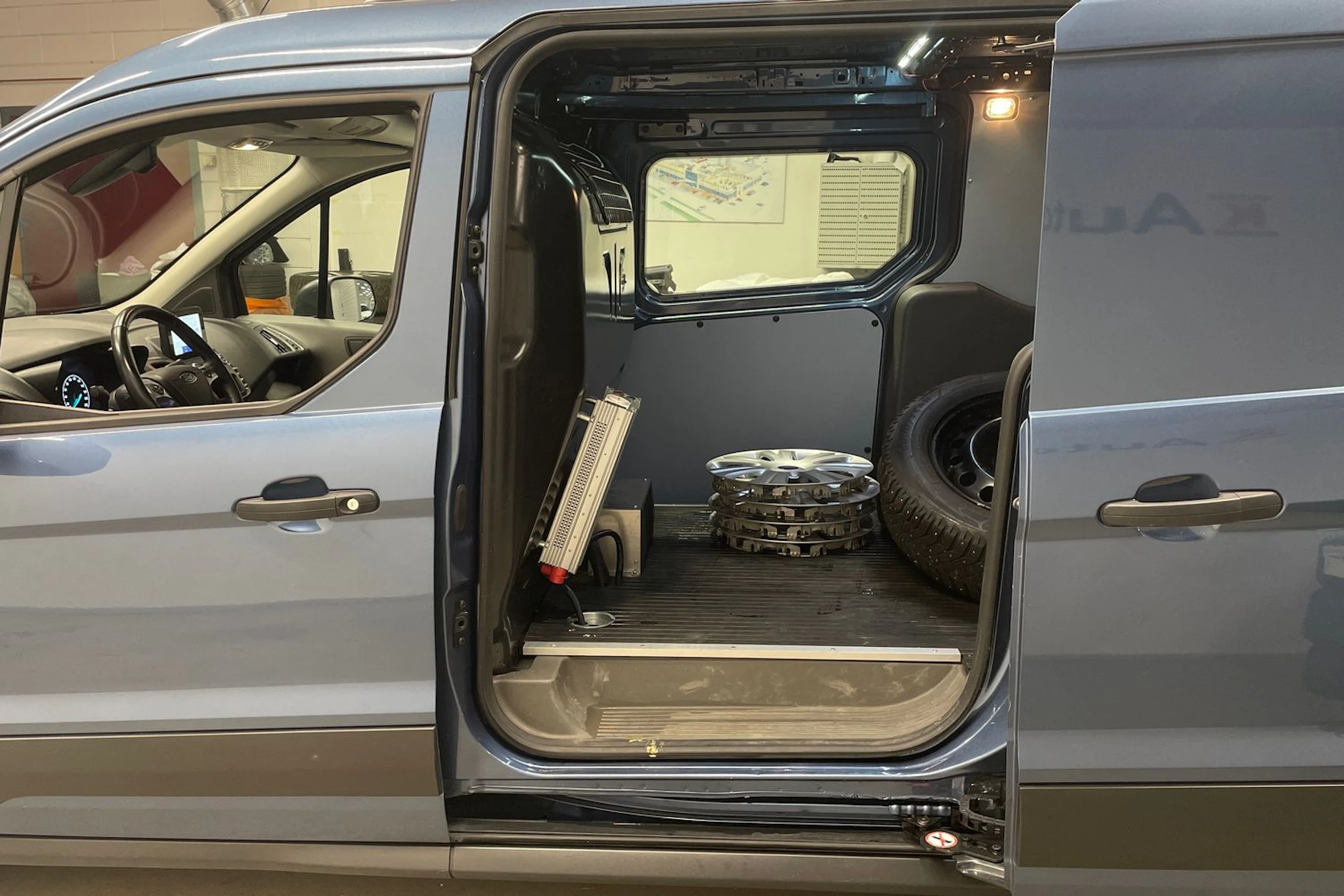 sininen Ford Transit Connect 2022 kuva 26.