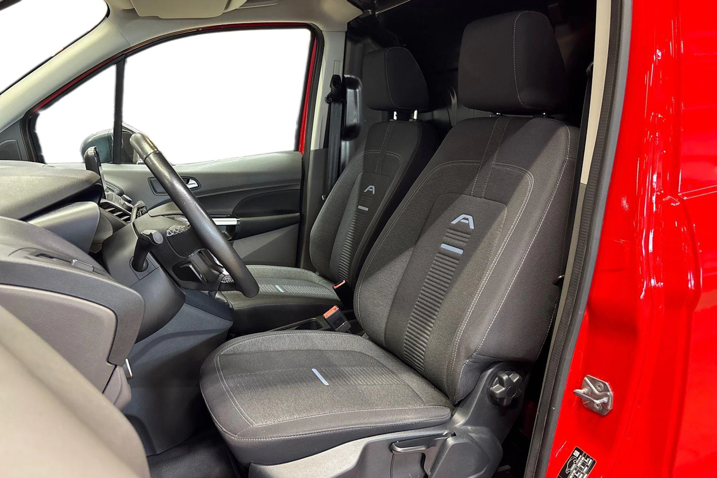 punainen Ford Transit Connect 2023 kuva 8.