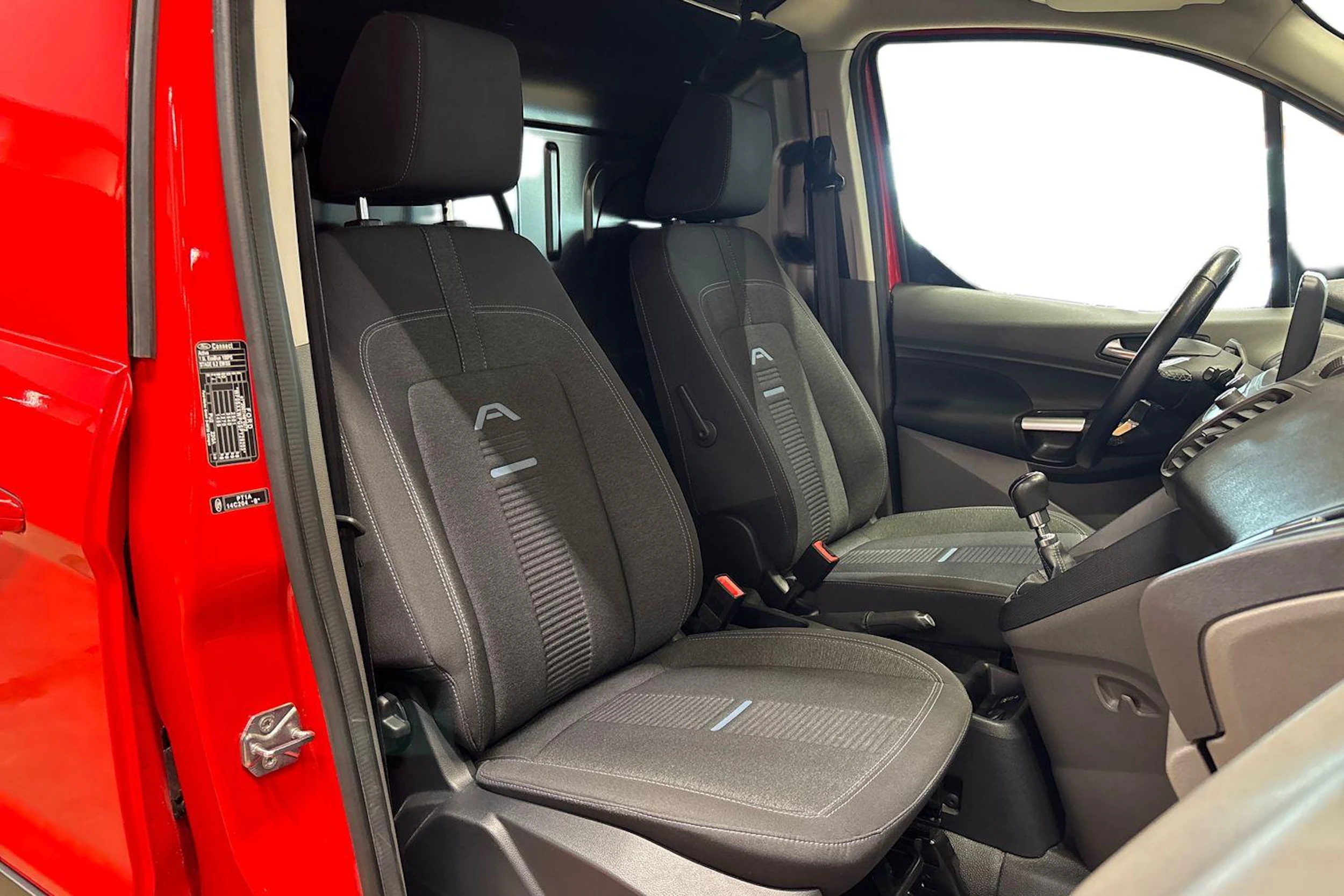punainen Ford Transit Connect 2023 kuva 11.