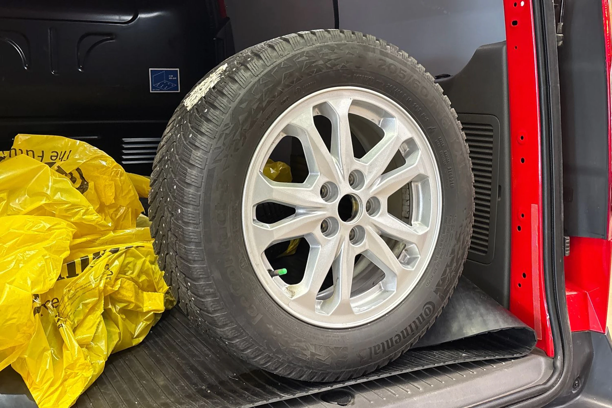 punainen Ford Transit Connect 2023 kuva 13.