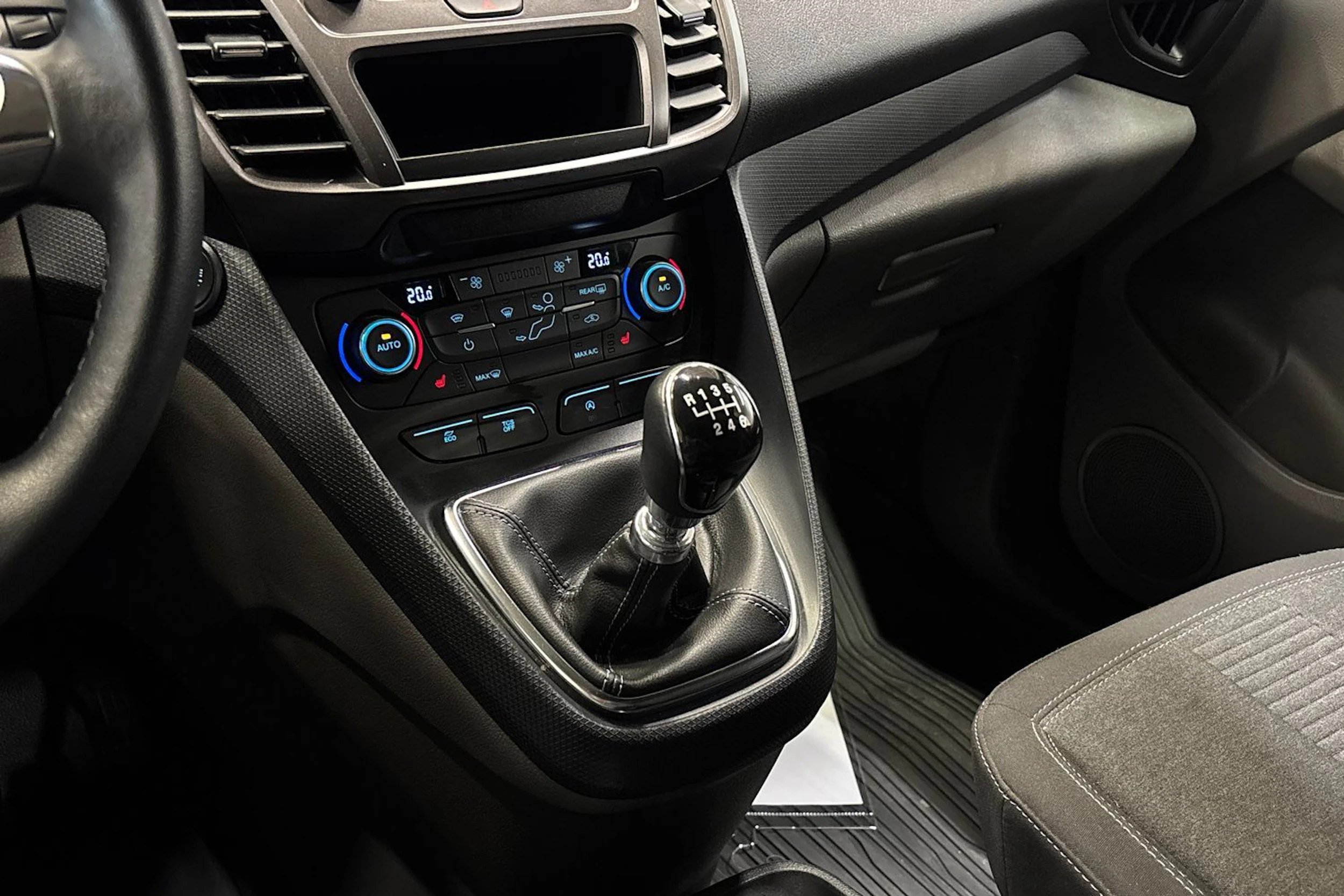 punainen Ford Transit Connect 2023 kuva 24.