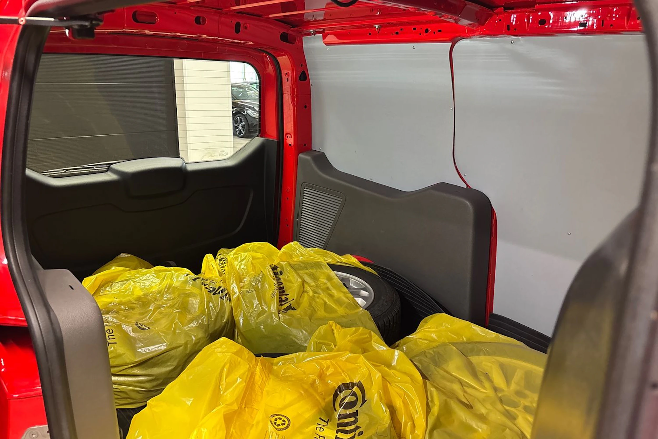 punainen Ford Transit Connect 2023 kuva 25.