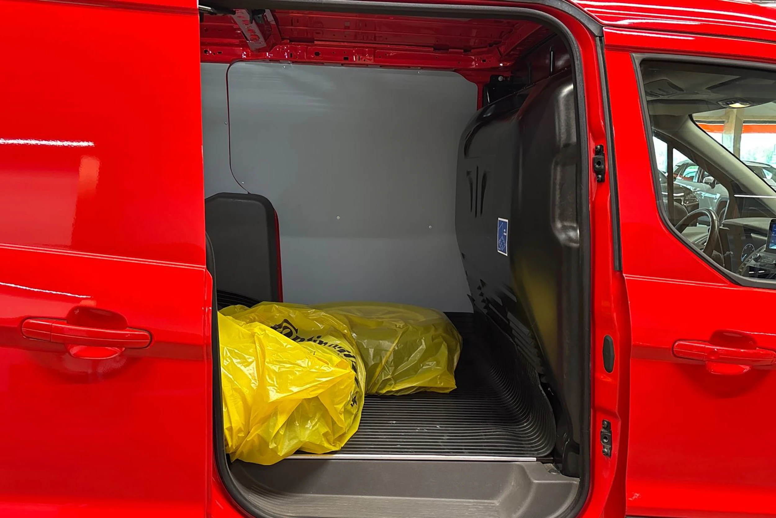 punainen Ford Transit Connect 2023 kuva 26.