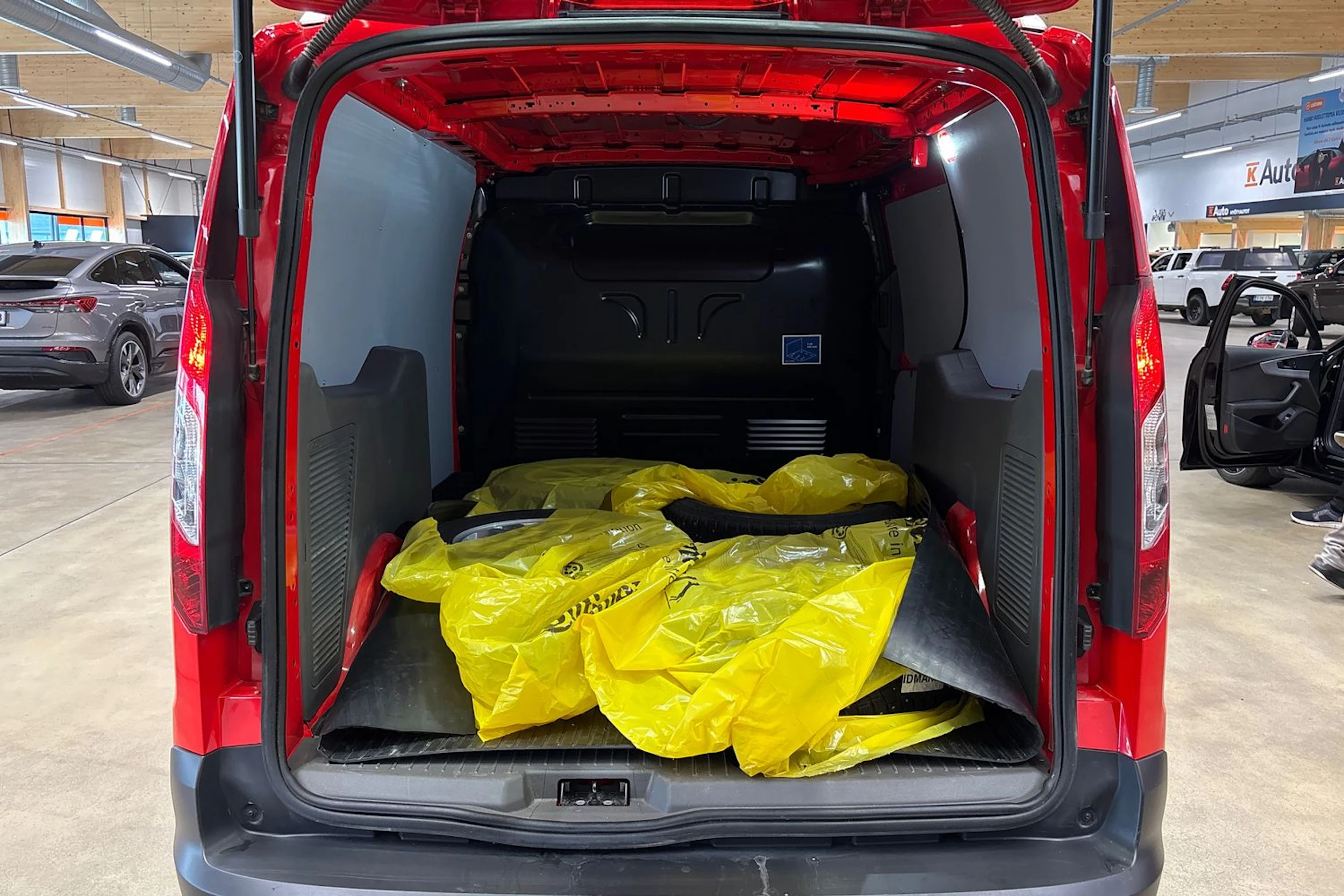 punainen Ford Transit Connect 2023 kuva 27.