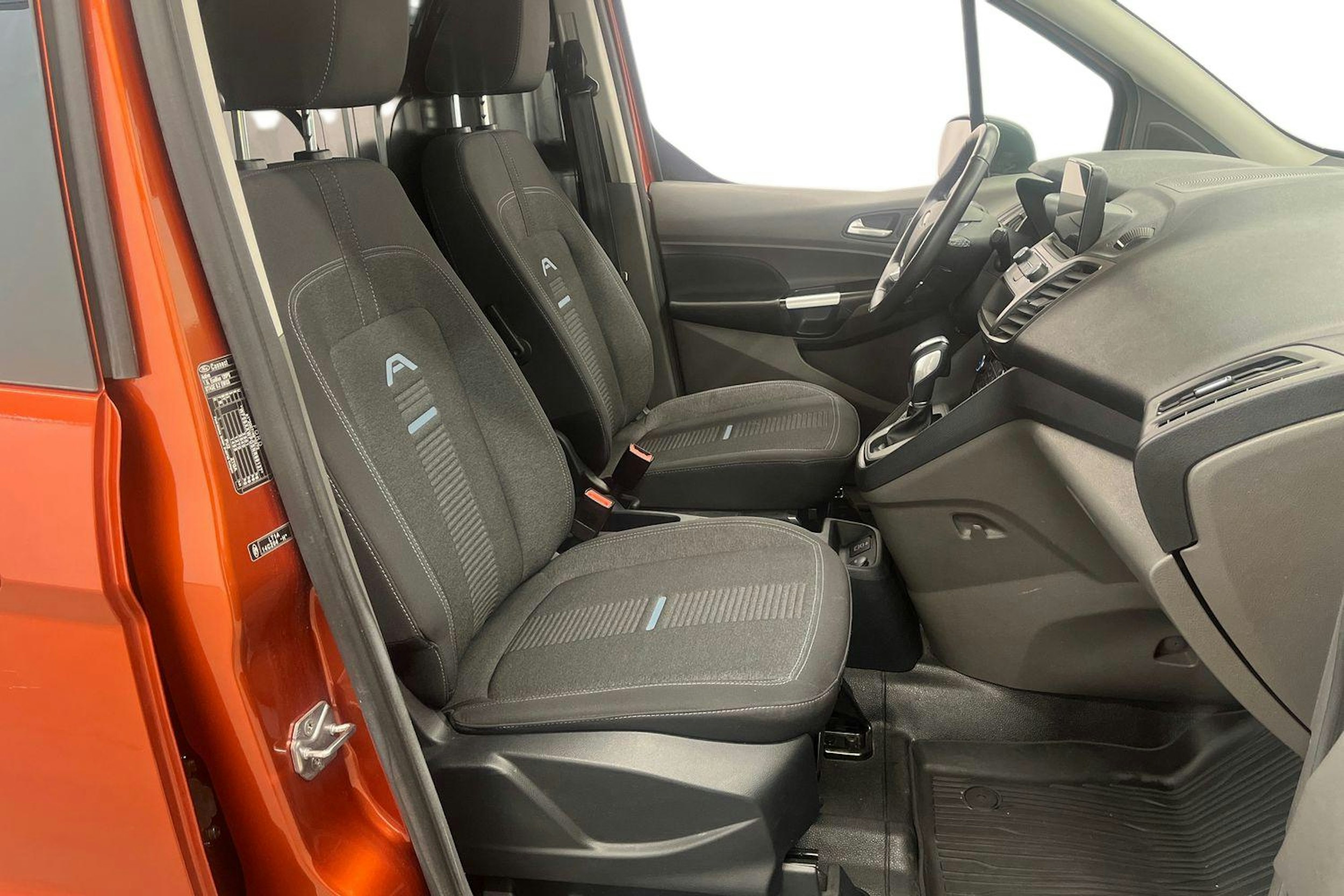 punainen Ford Transit Connect 2023 kuva 10.