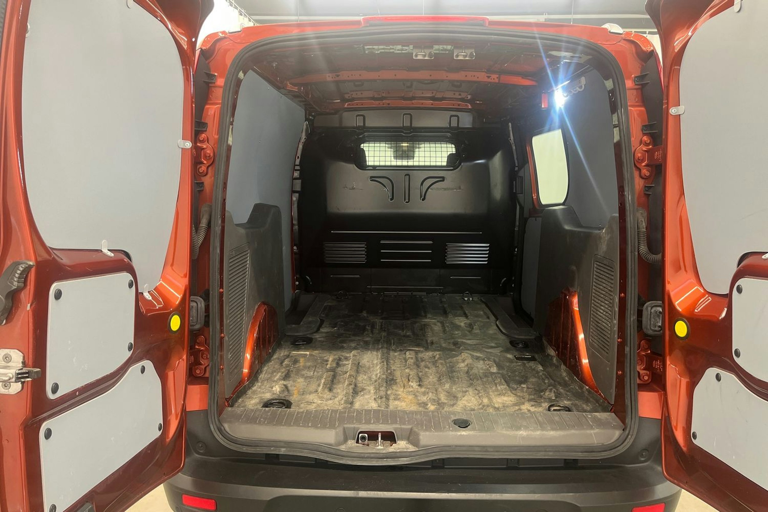 punainen Ford Transit Connect 2023 kuva 14.