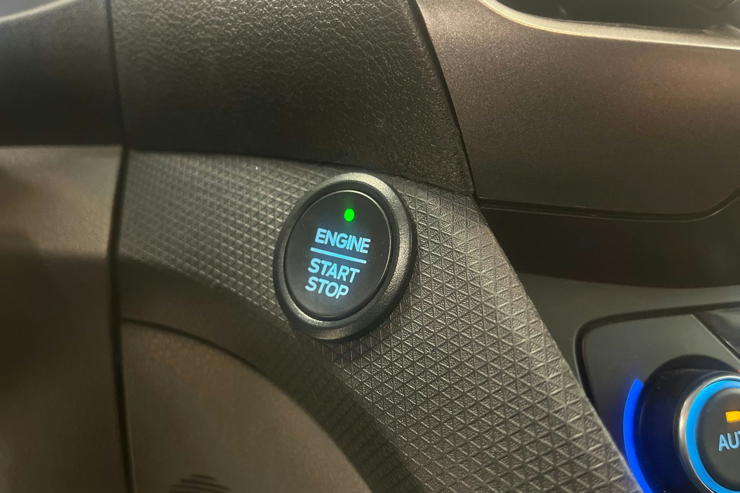 punainen Ford Transit Connect 2023 kuva 21.