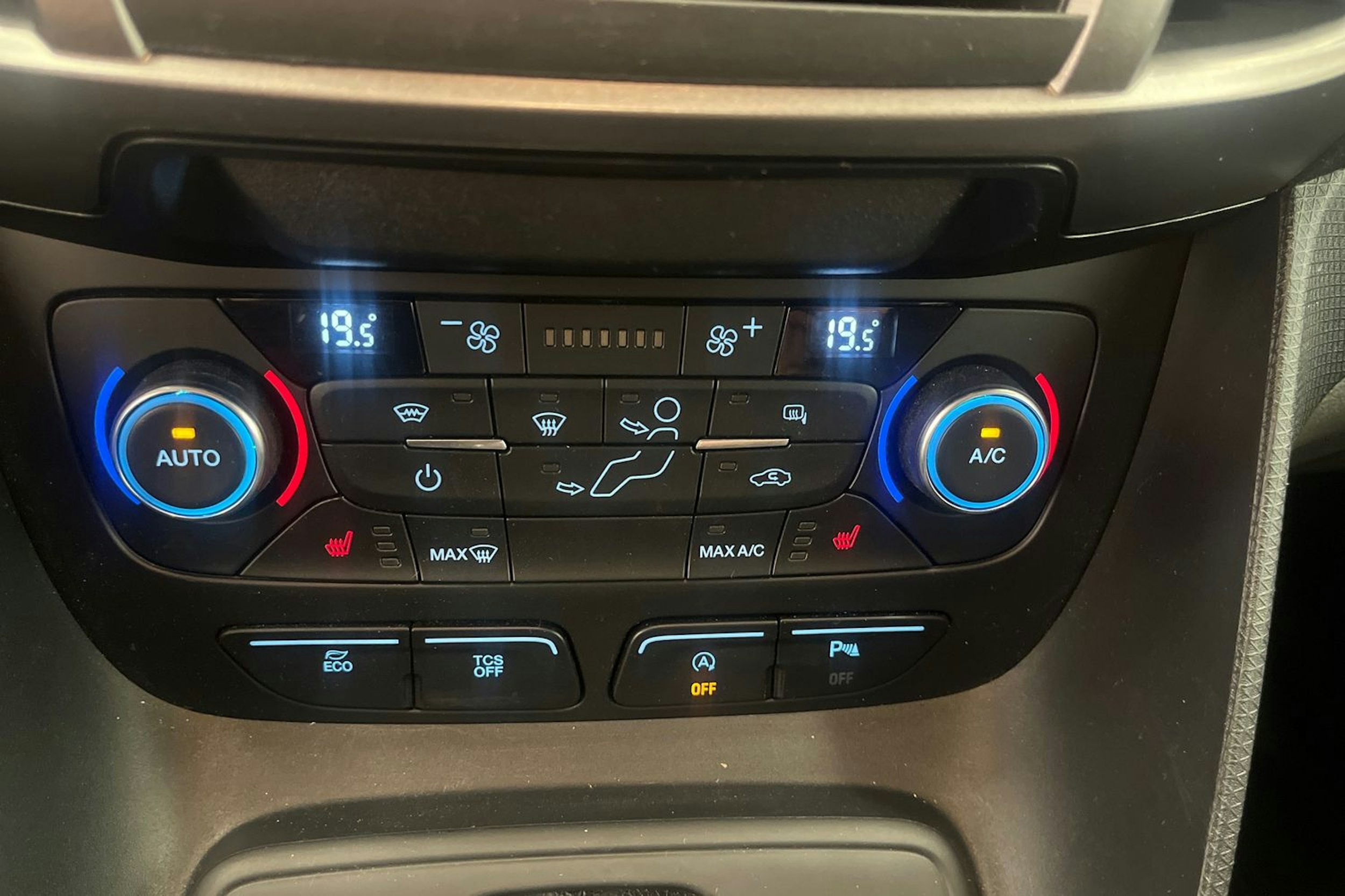 punainen Ford Transit Connect 2023 kuva 22.