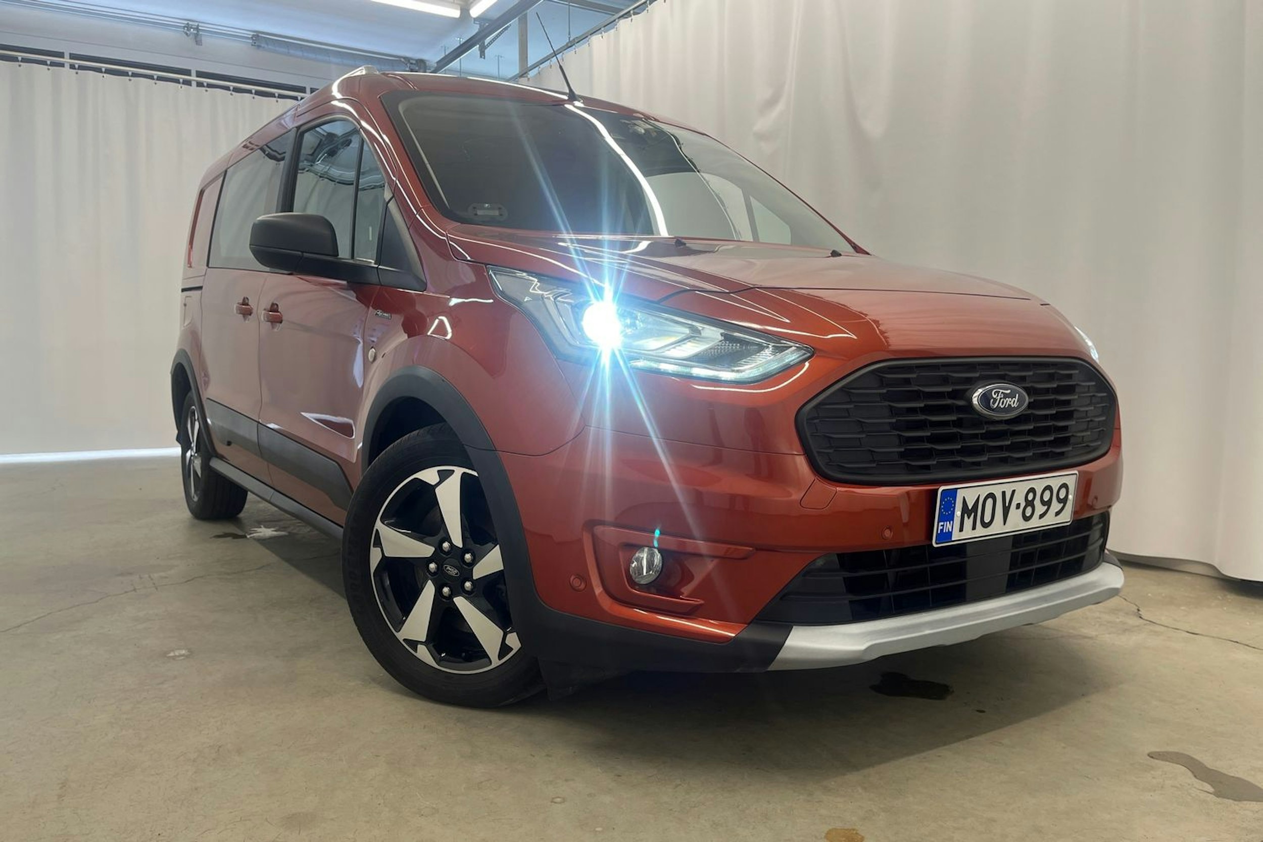 punainen Ford Transit Connect 2023 kuva 28.
