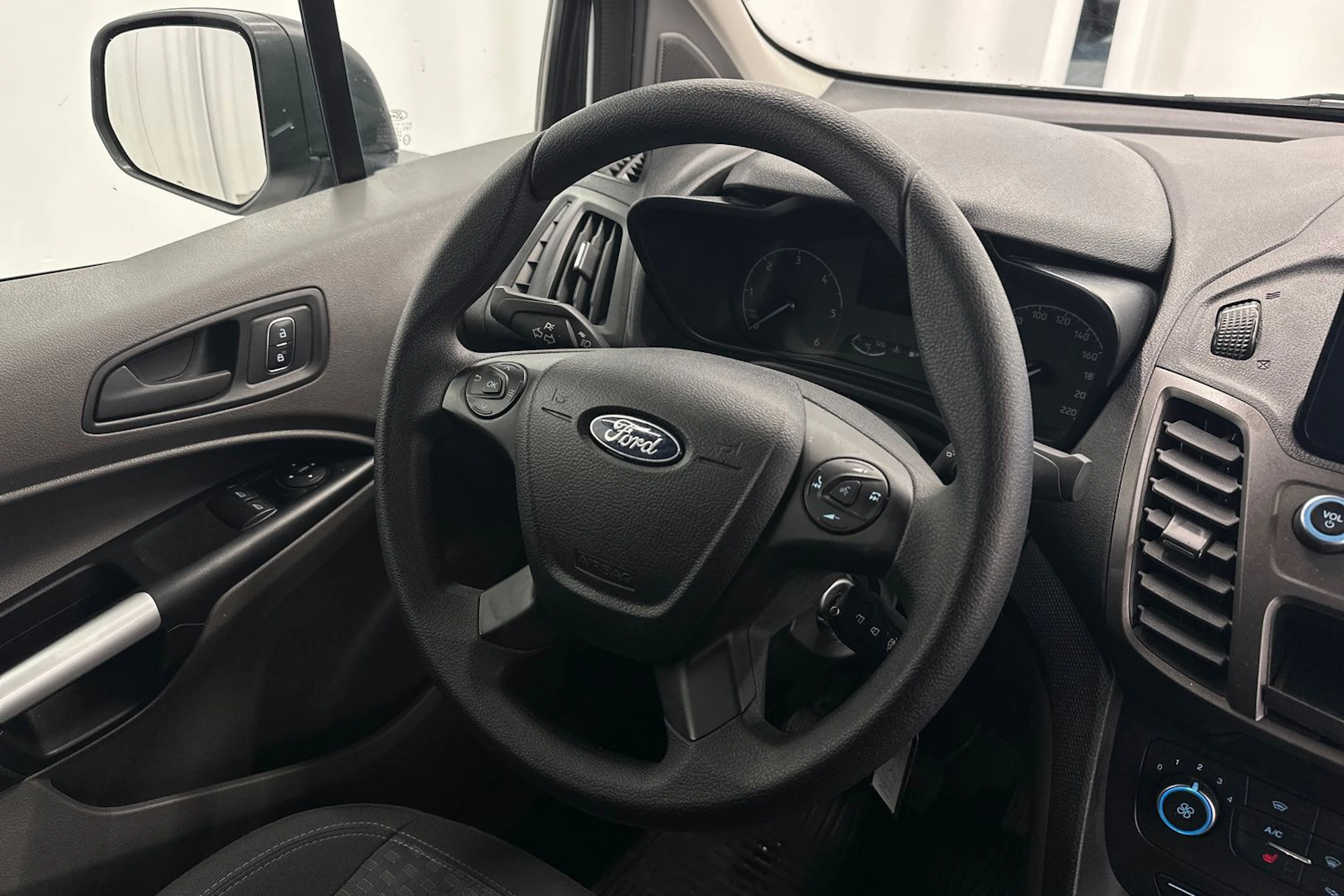 valkoinen Ford Transit Connect 2025 kuva 10.