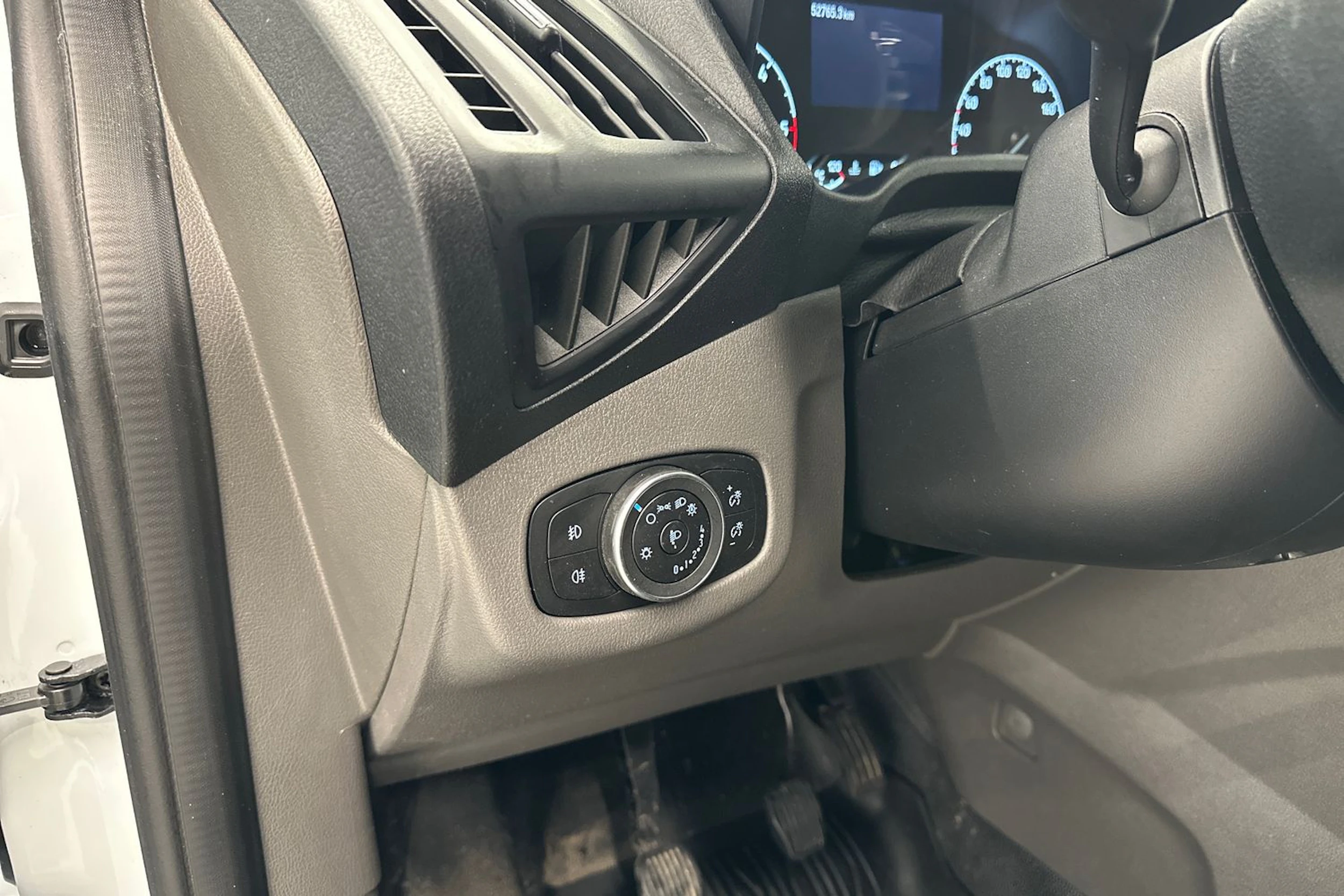 valkoinen Ford Transit Connect 2025 kuva 18.