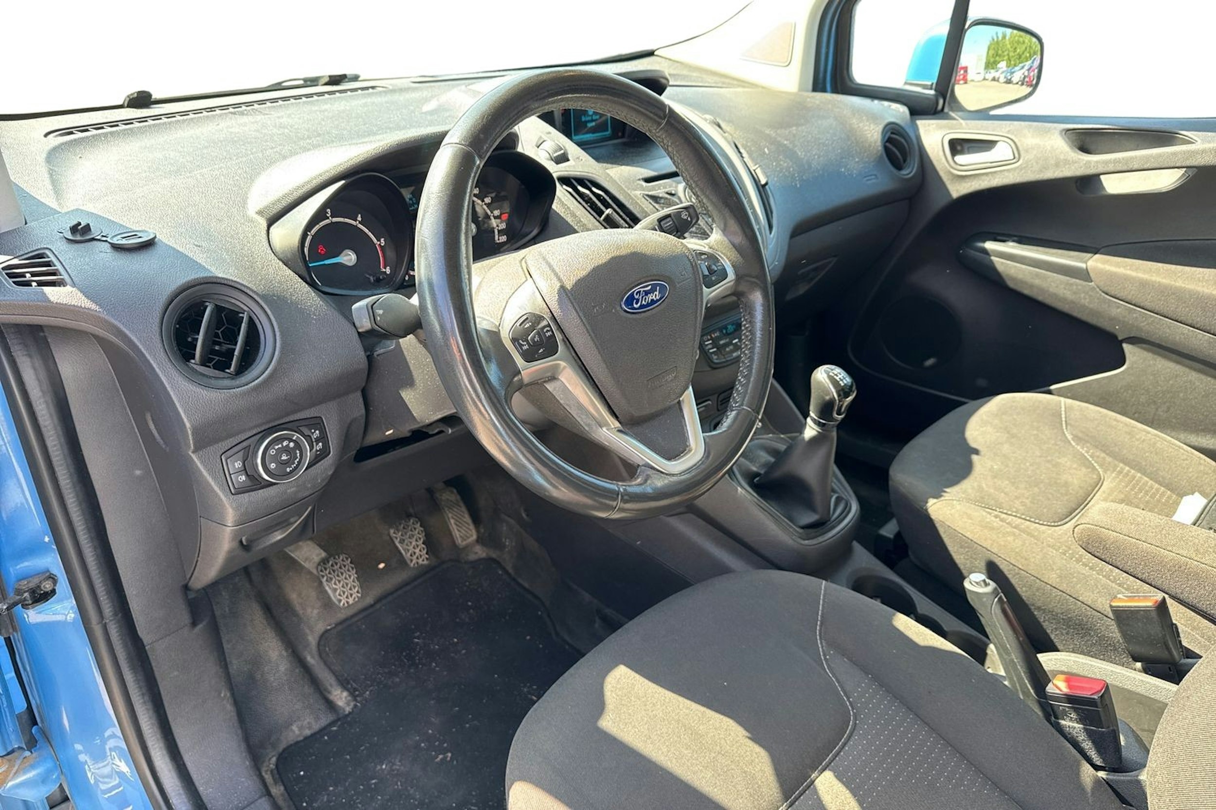 sininen Ford Transit Courier 2014 kuva 3.