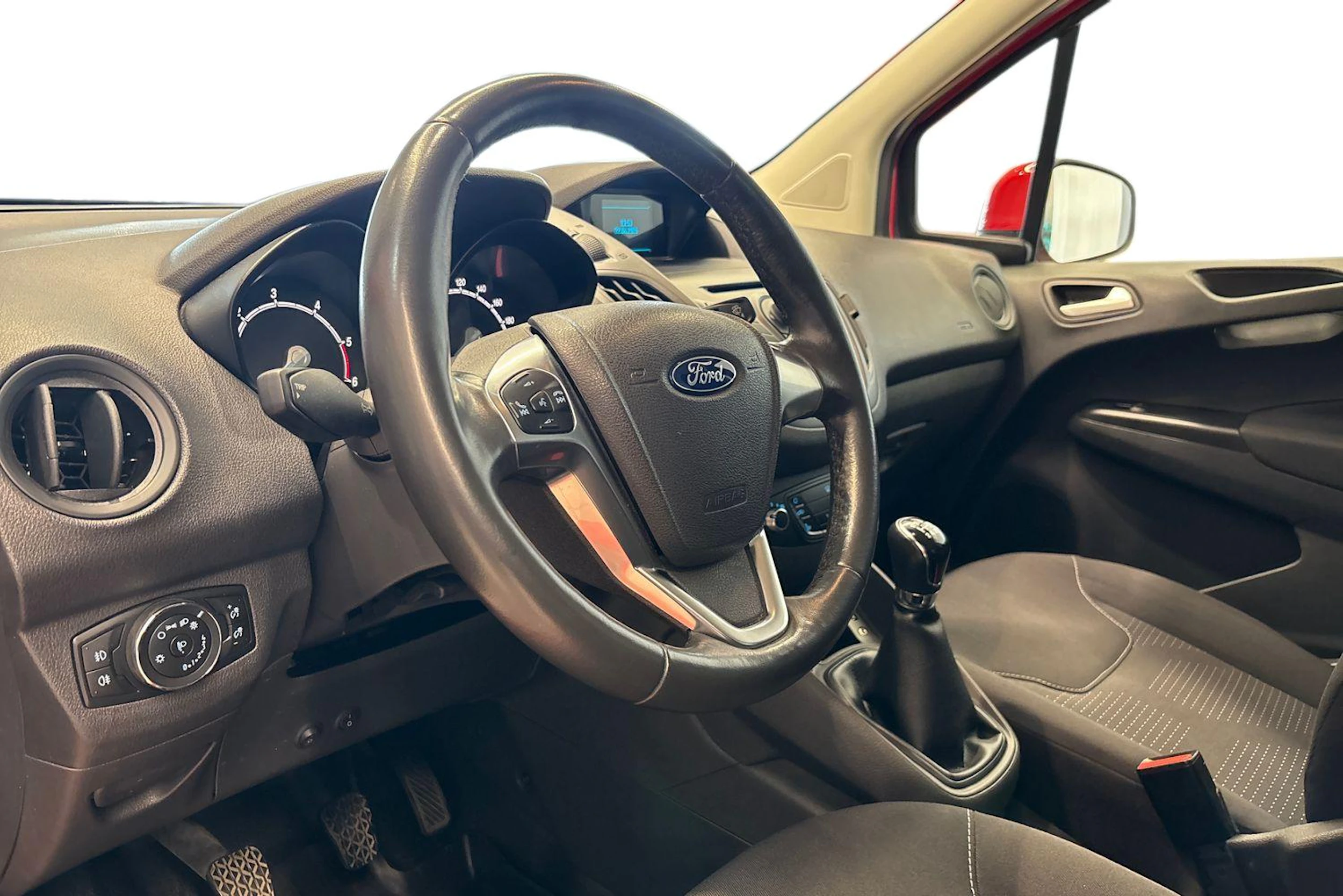 Punainen Ford Transit Courier 2015 kuva 8.