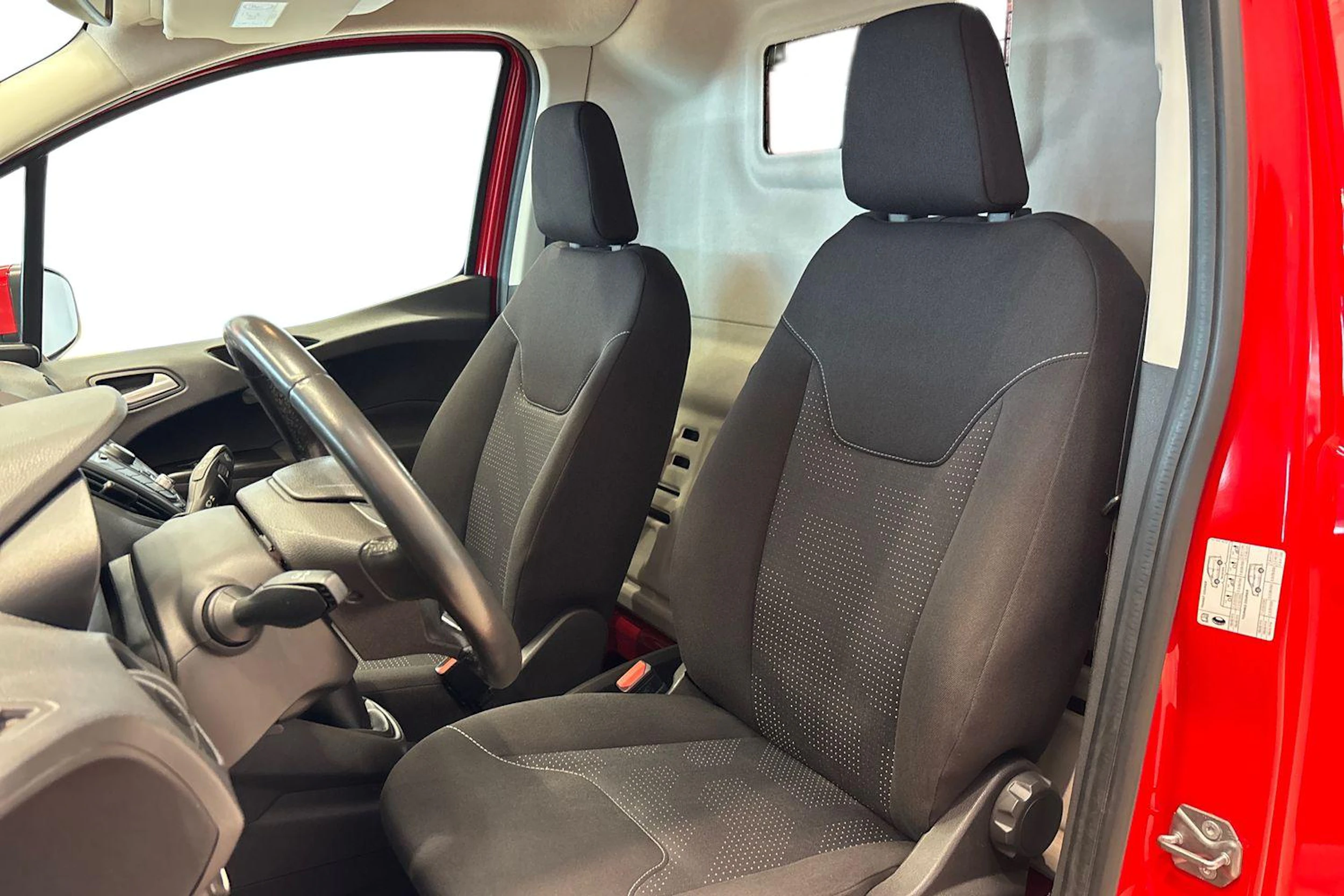Punainen Ford Transit Courier 2015 kuva 11.