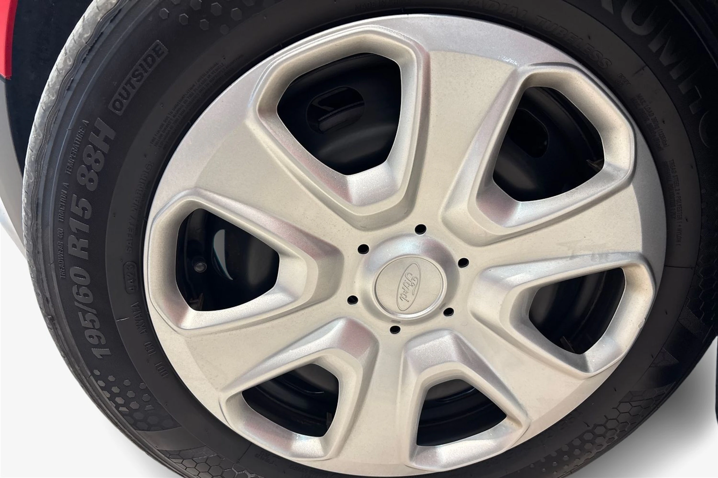 Punainen Ford Transit Courier 2015 kuva 12.