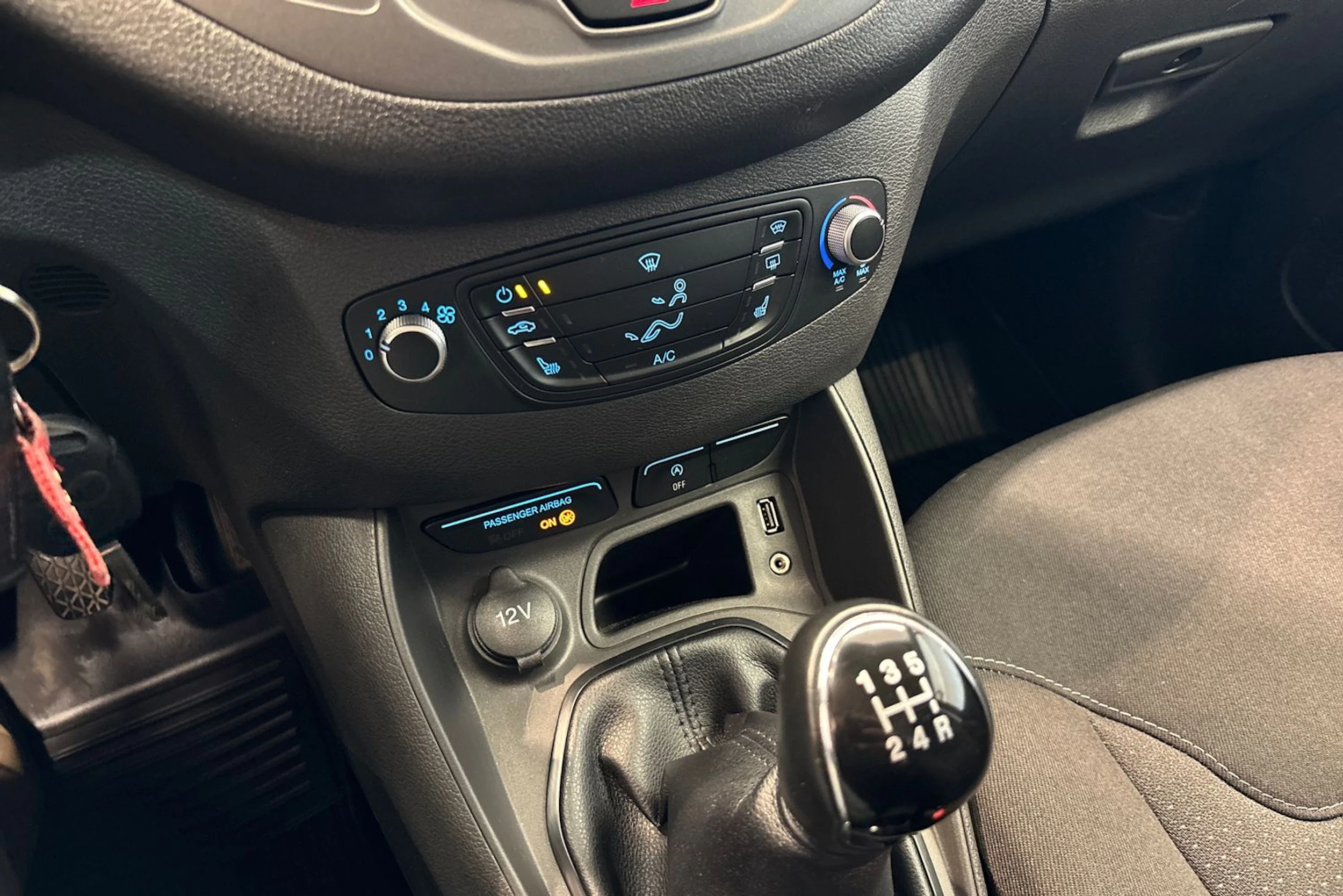 Punainen Ford Transit Courier 2015 kuva 18.