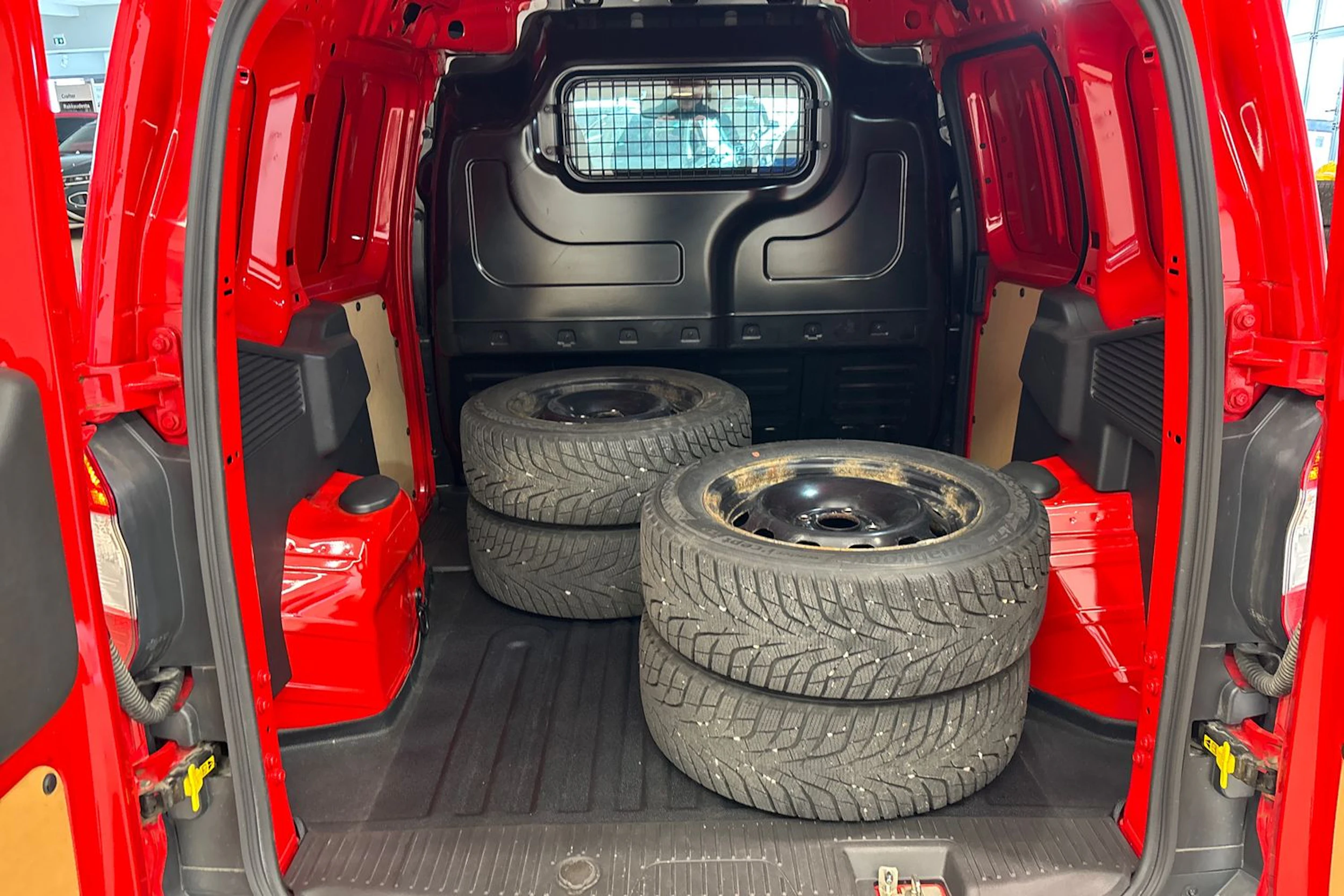 Punainen Ford Transit Courier 2015 kuva 20.