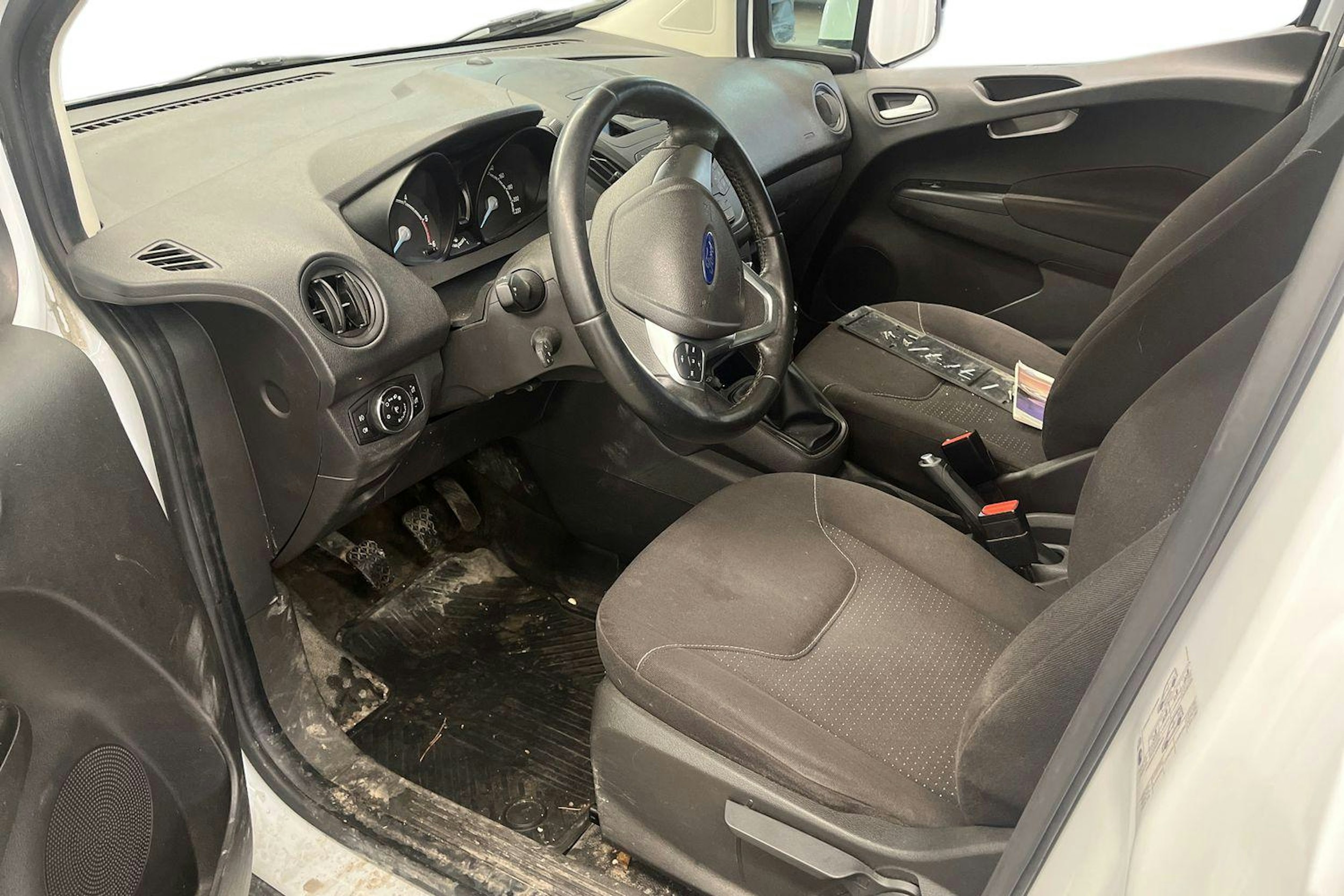 valkoinen Ford Transit Courier 2016 kuva 3.