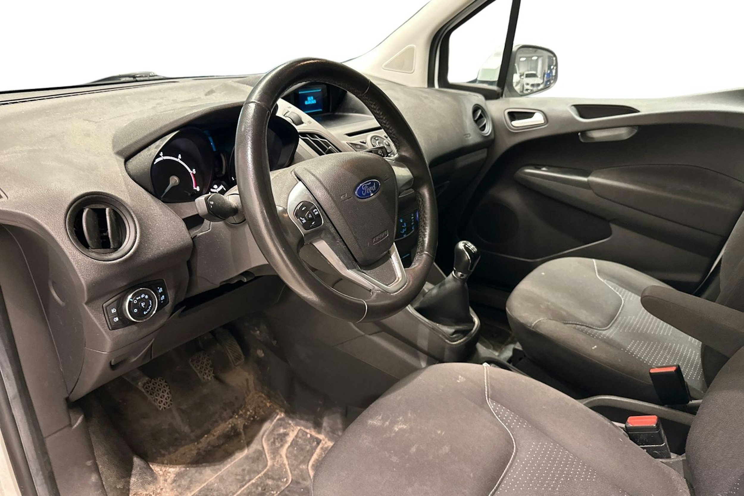 valkoinen Ford Transit Courier 2017 kuva 3.