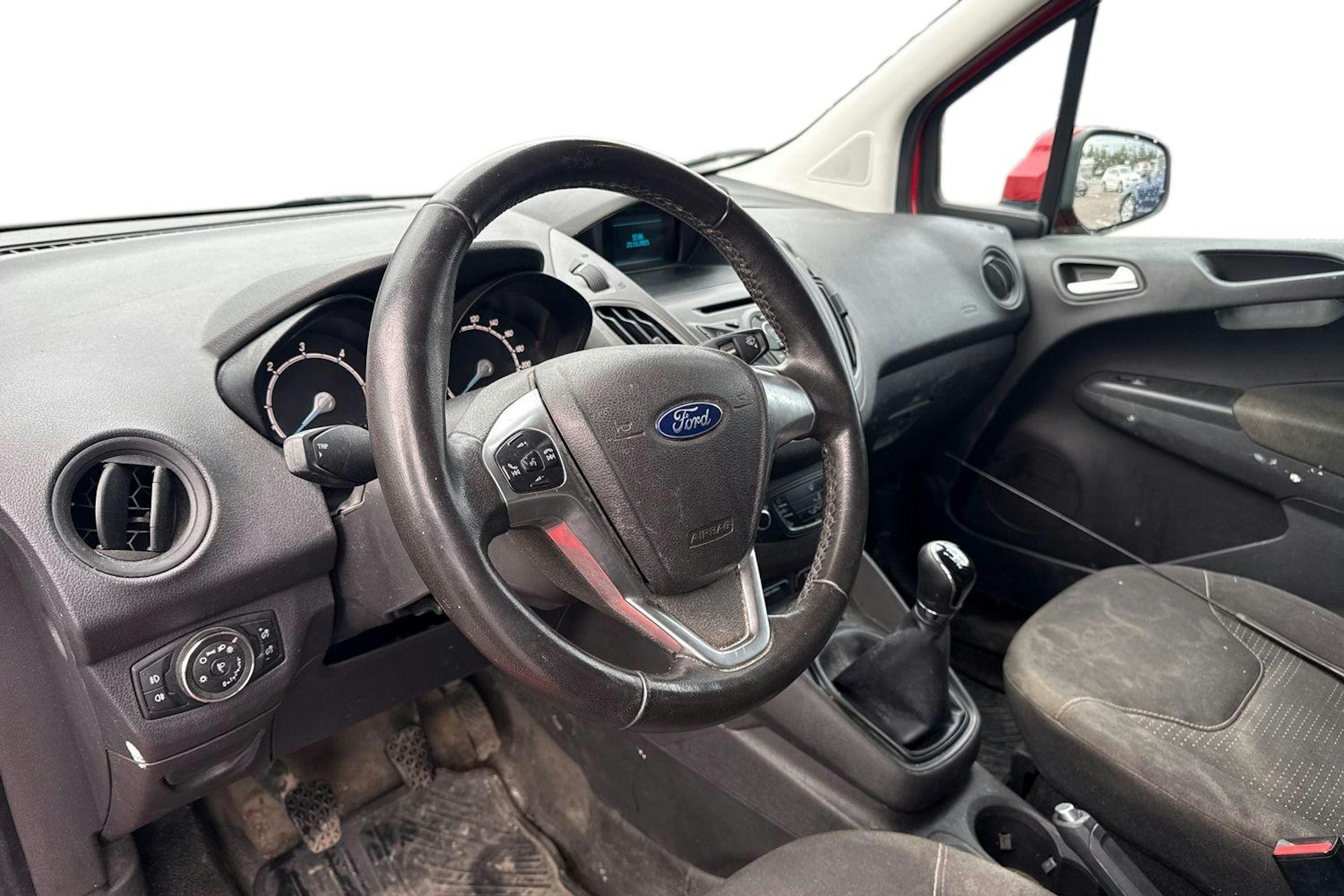 punainen Ford Transit Courier 2017 kuva 3.