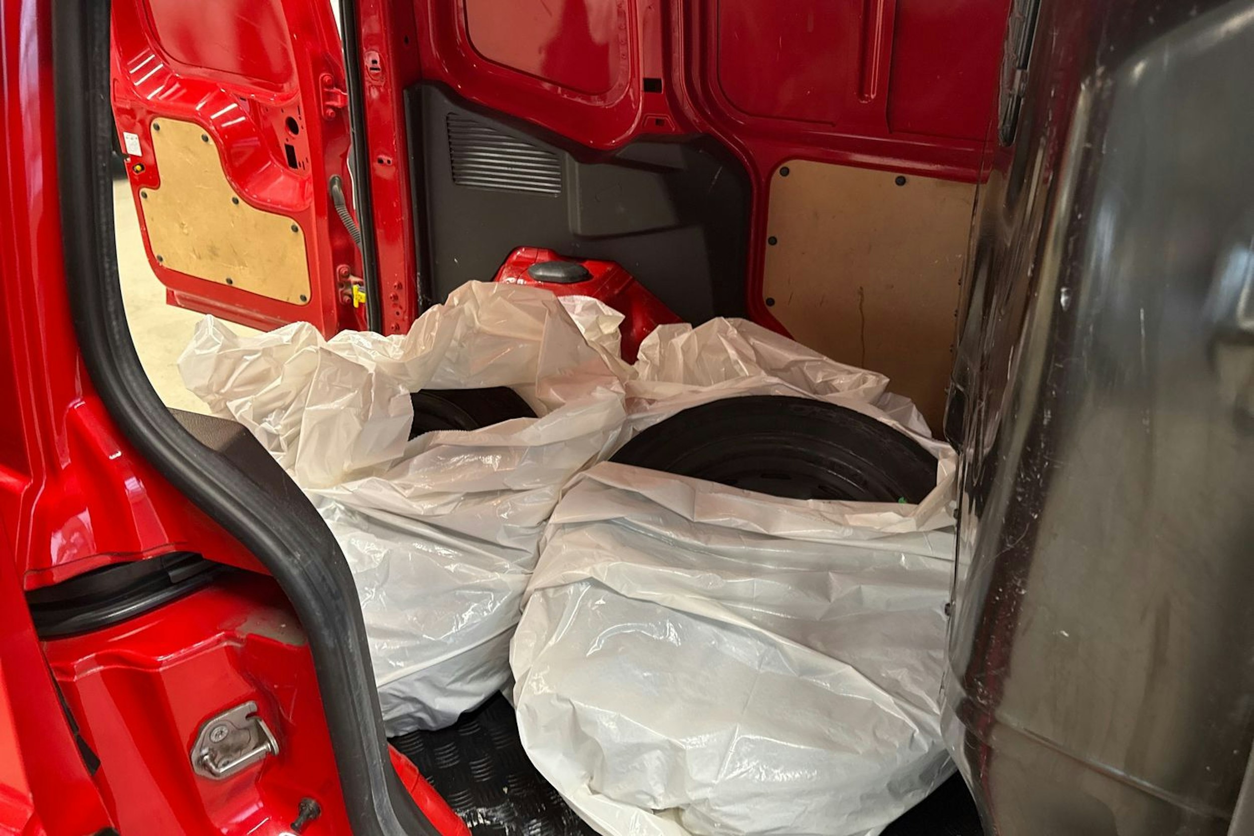 punainen Ford Transit Courier 2017 kuva 24.