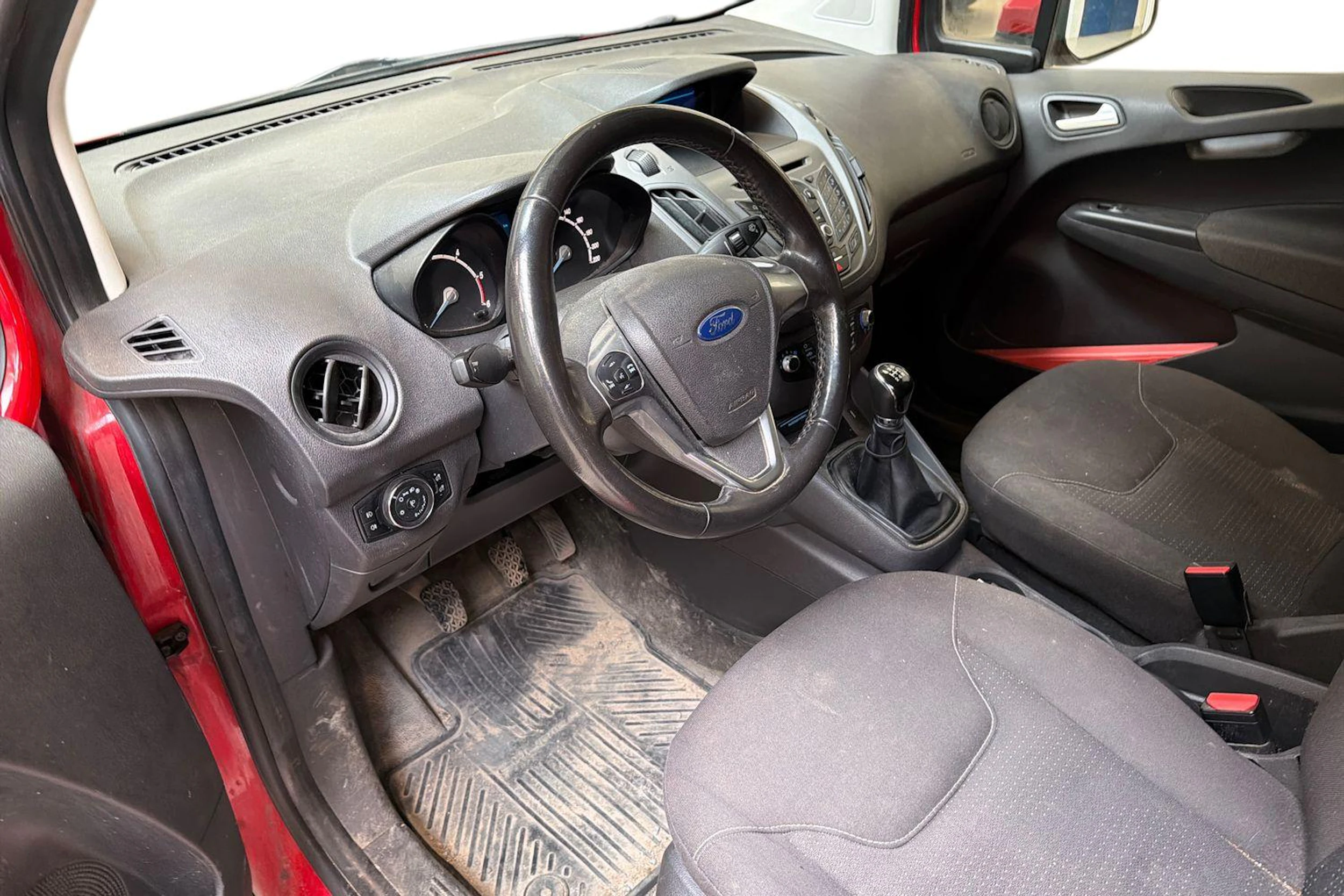 punainen Ford Transit Courier 2017 kuva 3.
