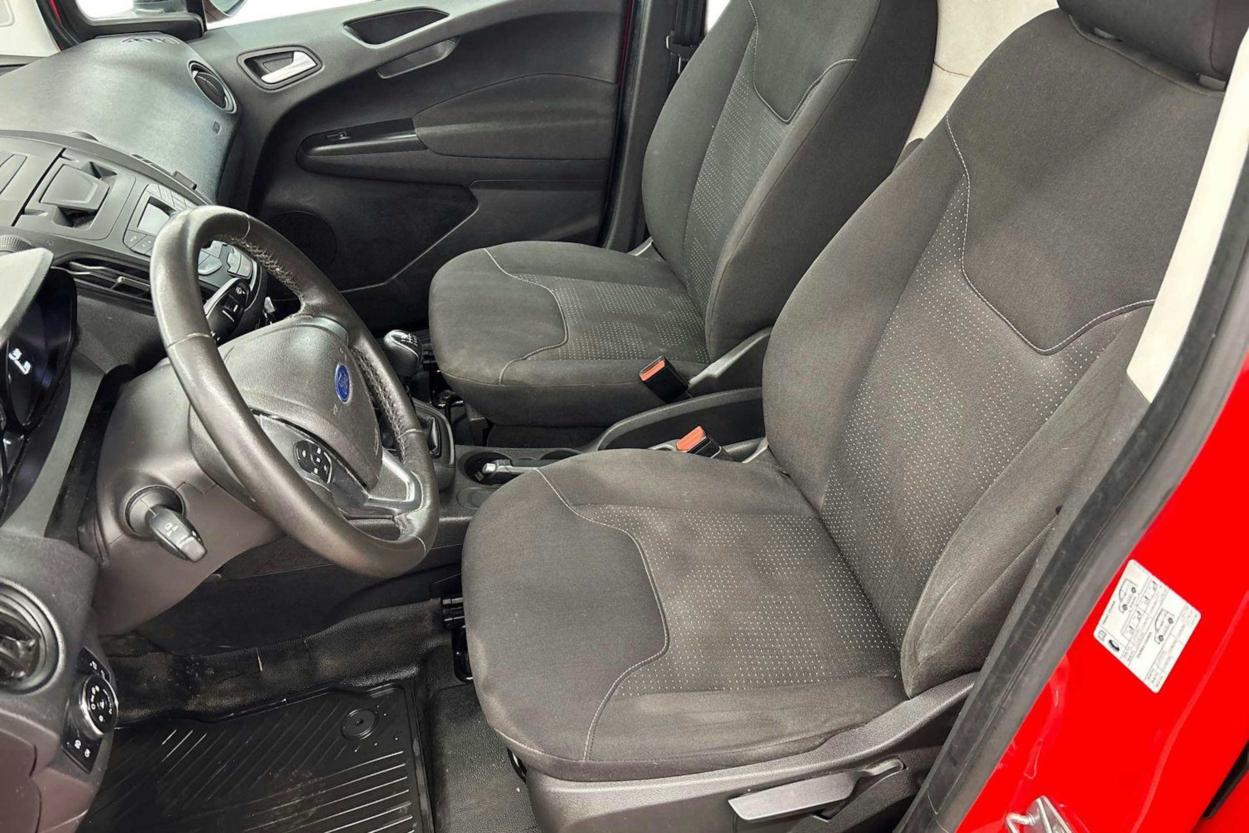 punainen Ford Transit Courier 2018 kuva 6.