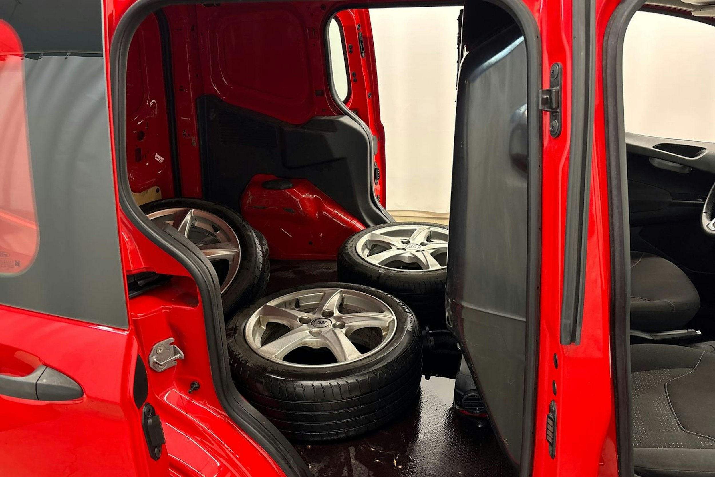 punainen Ford Transit Courier 2018 kuva 10.