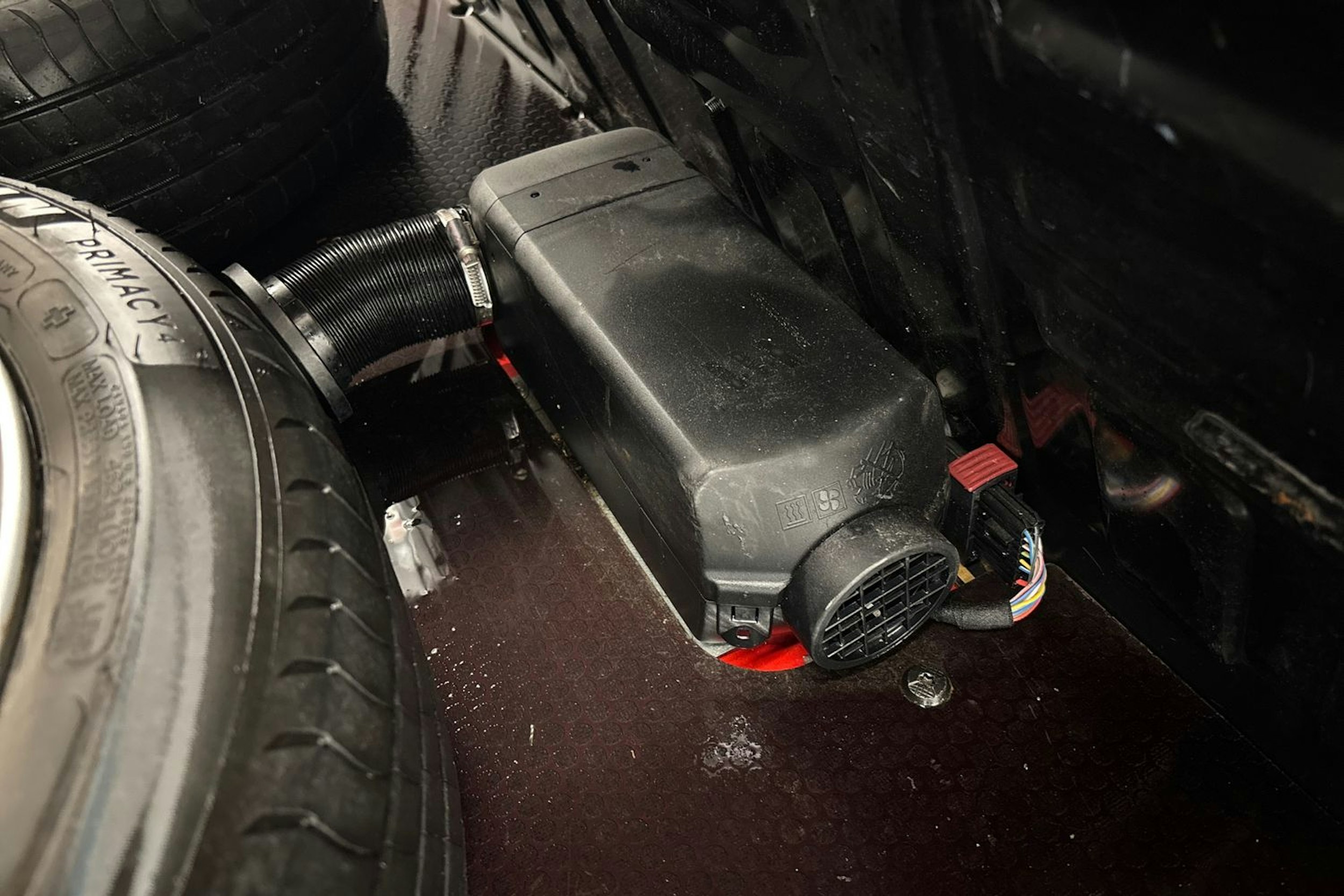 punainen Ford Transit Courier 2018 kuva 12.