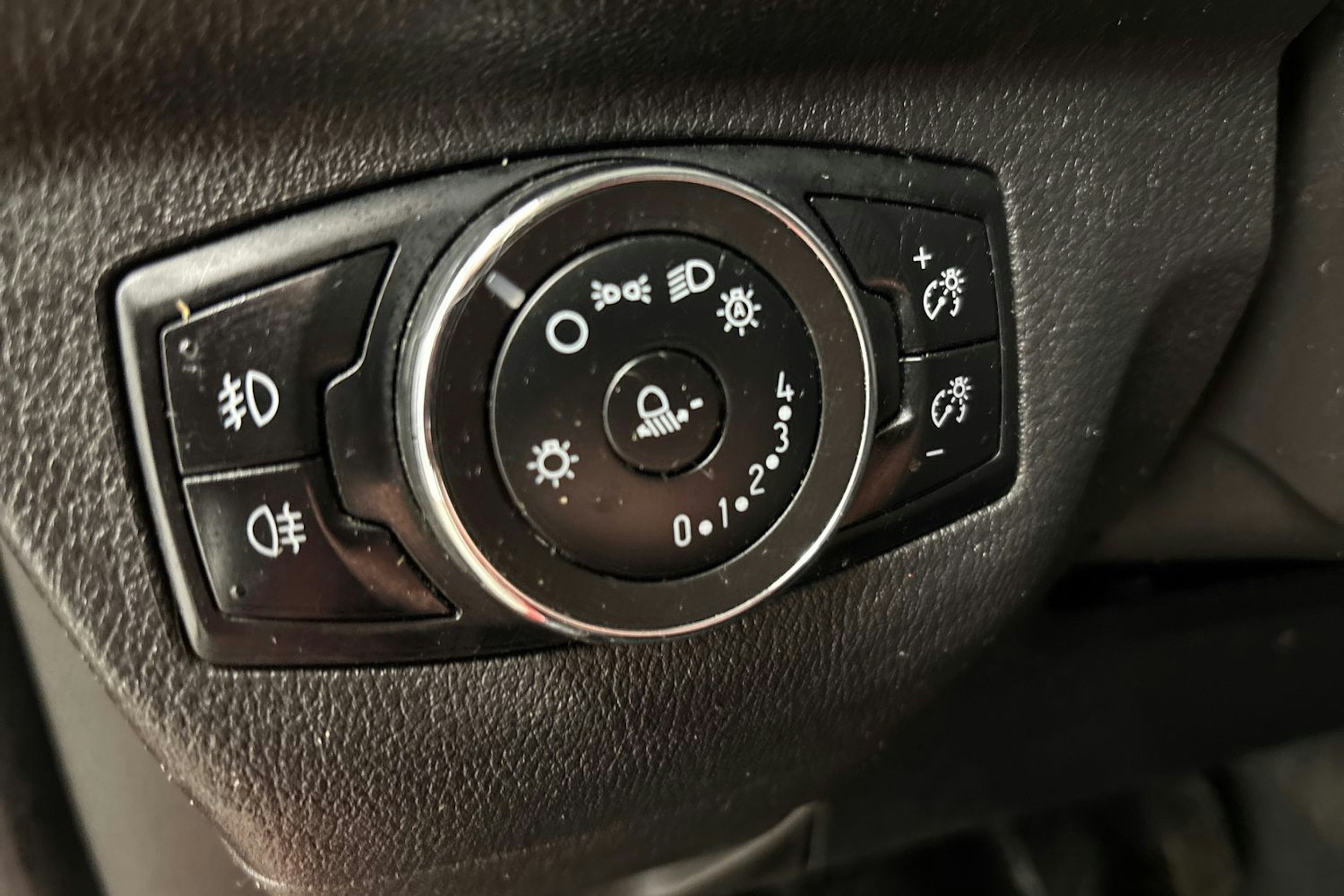 punainen Ford Transit Courier 2018 kuva 16.